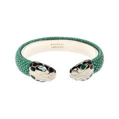 Bvlgari Serpenti Emaille Grüne Galuchat-Kleidung Gold  Leder-Armband mit offener Manschette