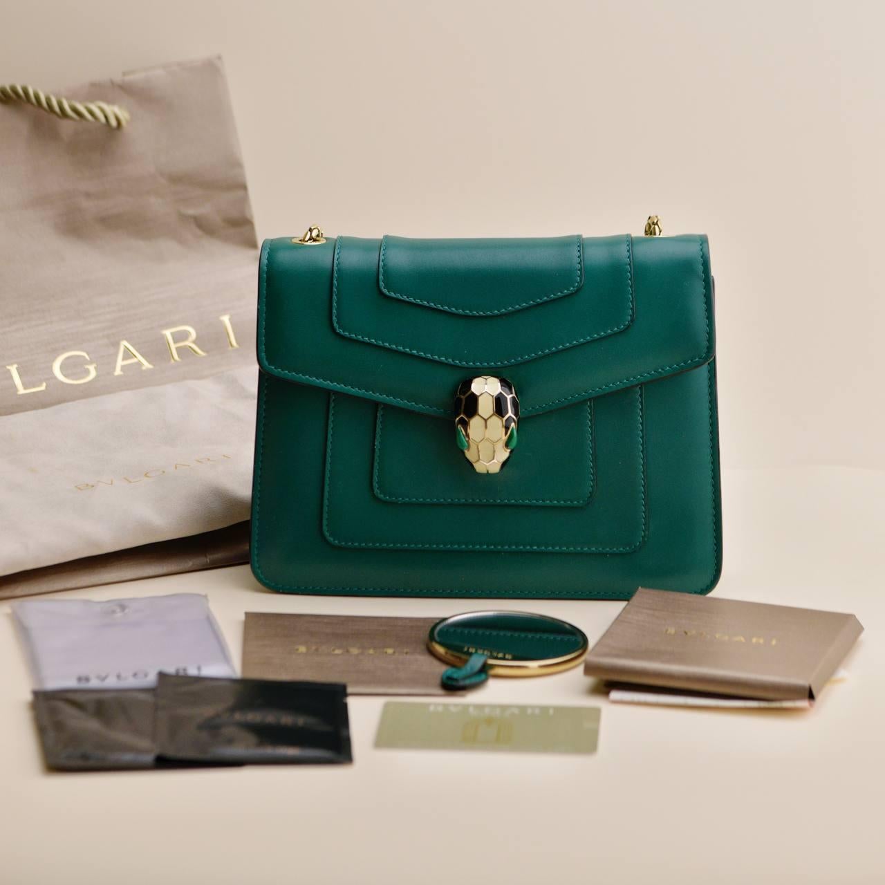 SKU	33301650
Kommt mit	Bvlgari Staubbeutel, Bvlgari Echtheitskarte und Pflegeheft
Datum	2018
Modell	Serpenti für immer
Seriennummer	27******
Metall	Vergoldet
MATERIALIEN	Kalbsleder
Steine	Emaille
Bedingung	Ausgezeichnet
Andere Infos	Durchmesser: