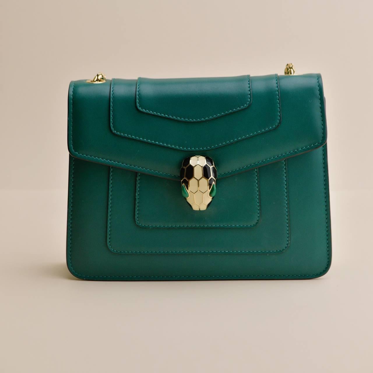 Bvlgari Serpenti Forever Smaragdgrün Leder Kette Medium Umhängetasche (Grün) im Angebot