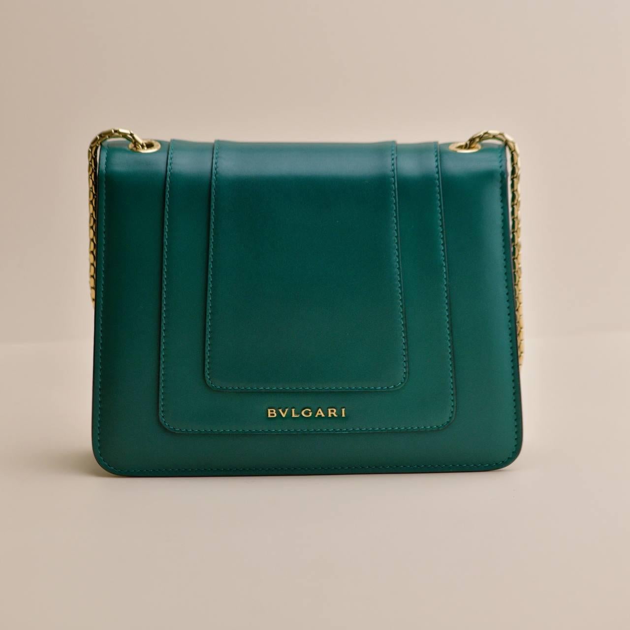 Bvlgari Serpenti Forever Smaragdgrün Leder Kette Medium Umhängetasche im Zustand „Hervorragend“ im Angebot in Banbury, GB