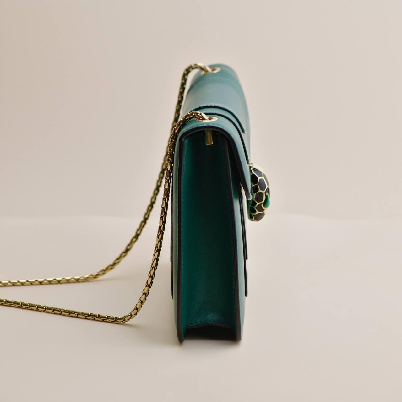 Bvlgari Serpenti Forever Smaragdgrün Leder Kette Medium Umhängetasche für Damen oder Herren im Angebot