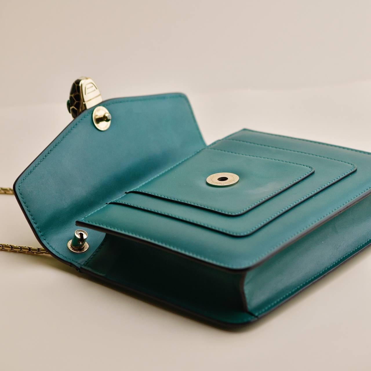 Bvlgari Serpenti Forever Smaragdgrün Leder Kette Medium Umhängetasche im Angebot 2