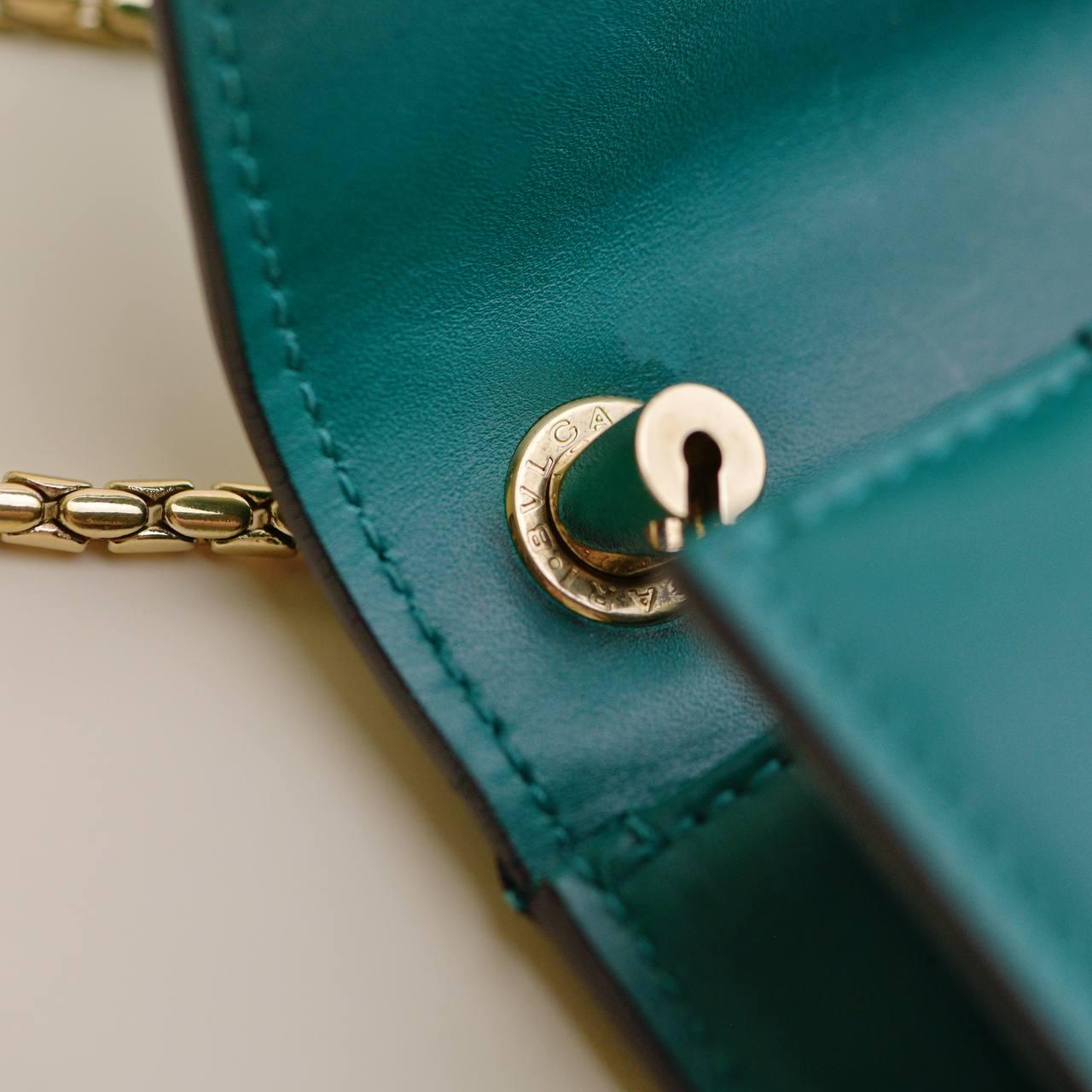 Bvlgari Serpenti Forever Smaragdgrün Leder Kette Medium Umhängetasche im Angebot 3
