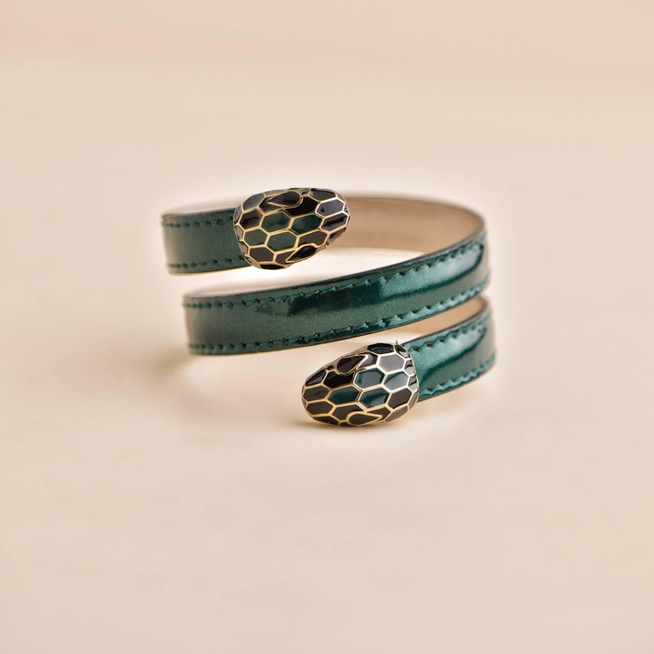 Bvlgari Serpenti Forever - Bracelet à deux rangs en cuir brillant vert émeraude Excellent état - En vente à Banbury, GB