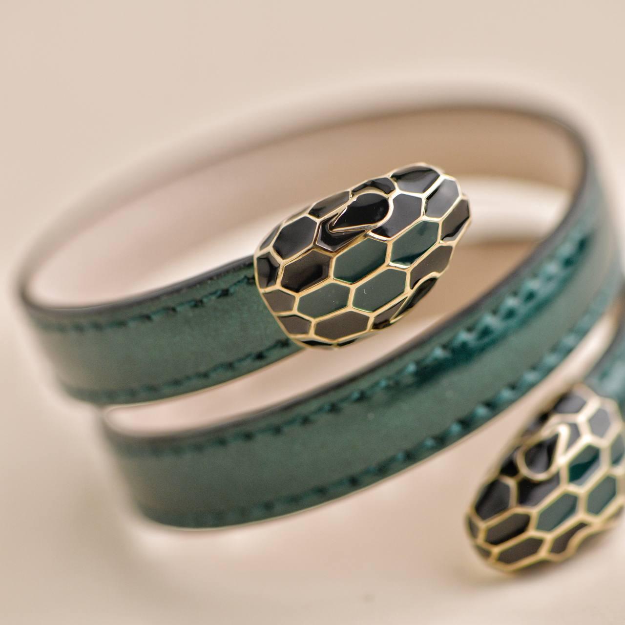 Bvlgari Serpenti Forever - Bracelet à deux rangs en cuir brillant vert émeraude Unisexe en vente