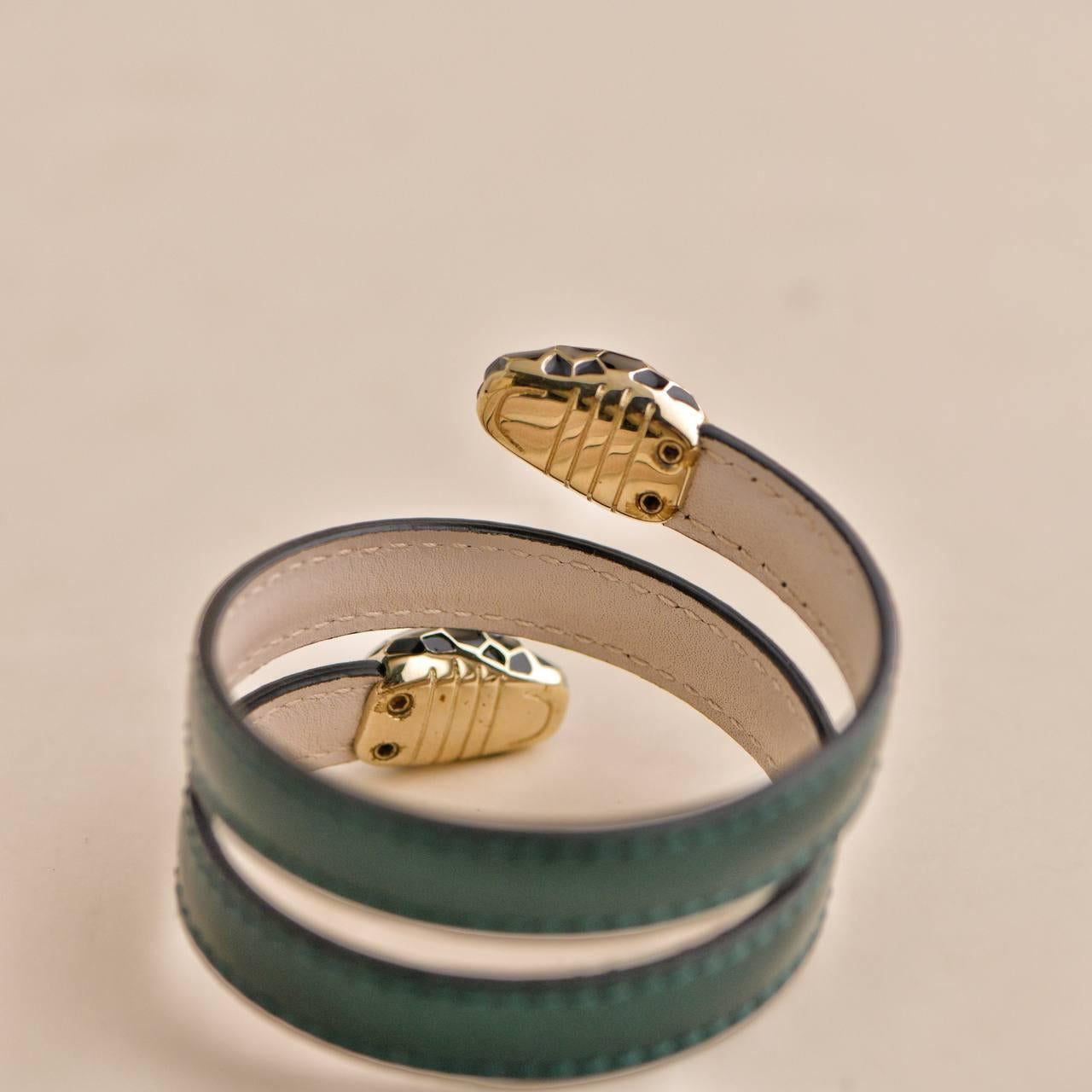 Bvlgari Serpenti Forever - Bracelet à deux rangs en cuir brillant vert émeraude en vente 1