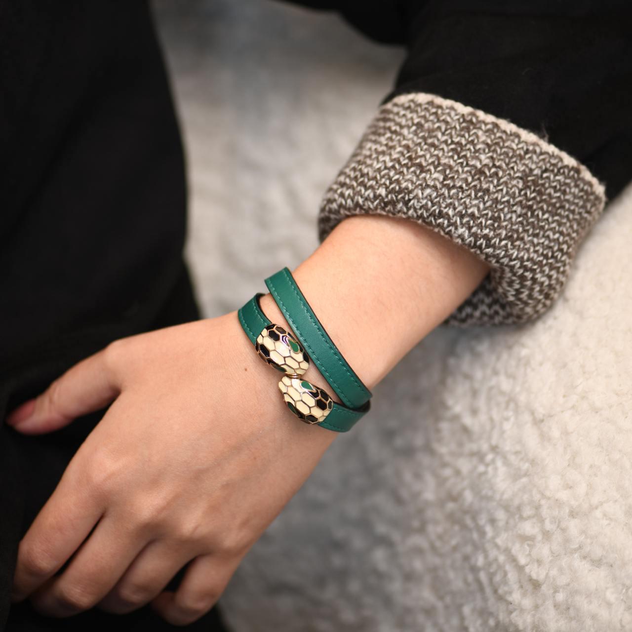 SKU	33301223
Comes With	Pouch Only
RRP	£330 Incl. Taxes
Model	Serpenti Forever
Metal	Calfskin
Weight	Approximately 25 g
Condition	Excellent
_________________________________________________

If you are interested in any of our previously sold