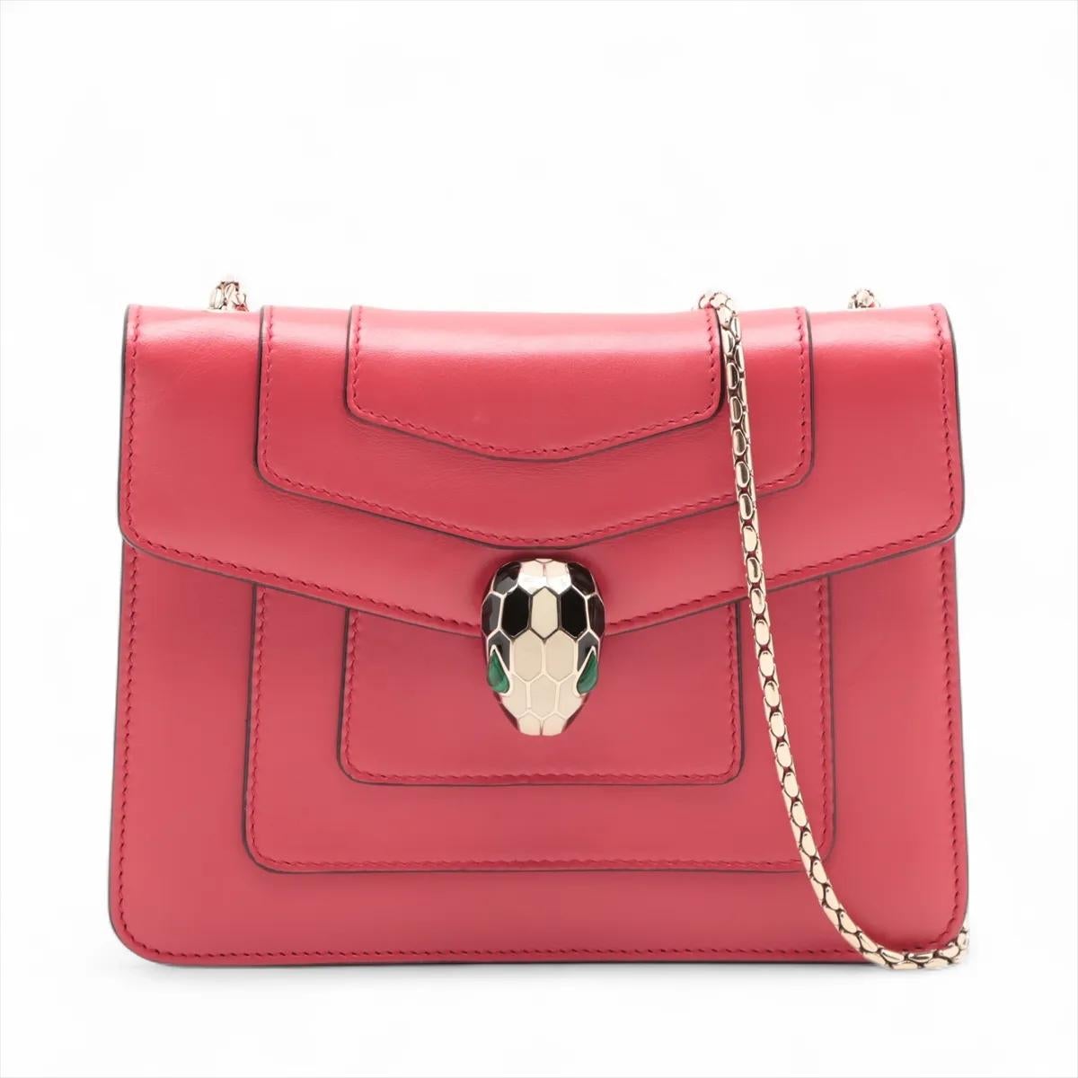 Le sac à bandoulière en cuir Serpenti Forever de Bvlgari, en rouge, est un mélange saisissant d'élégance audacieuse et de design emblématique. Confectionnée en cuir lisse et luxueux, cette pièce captivante est dotée de la fermeture à tête Serpenti
