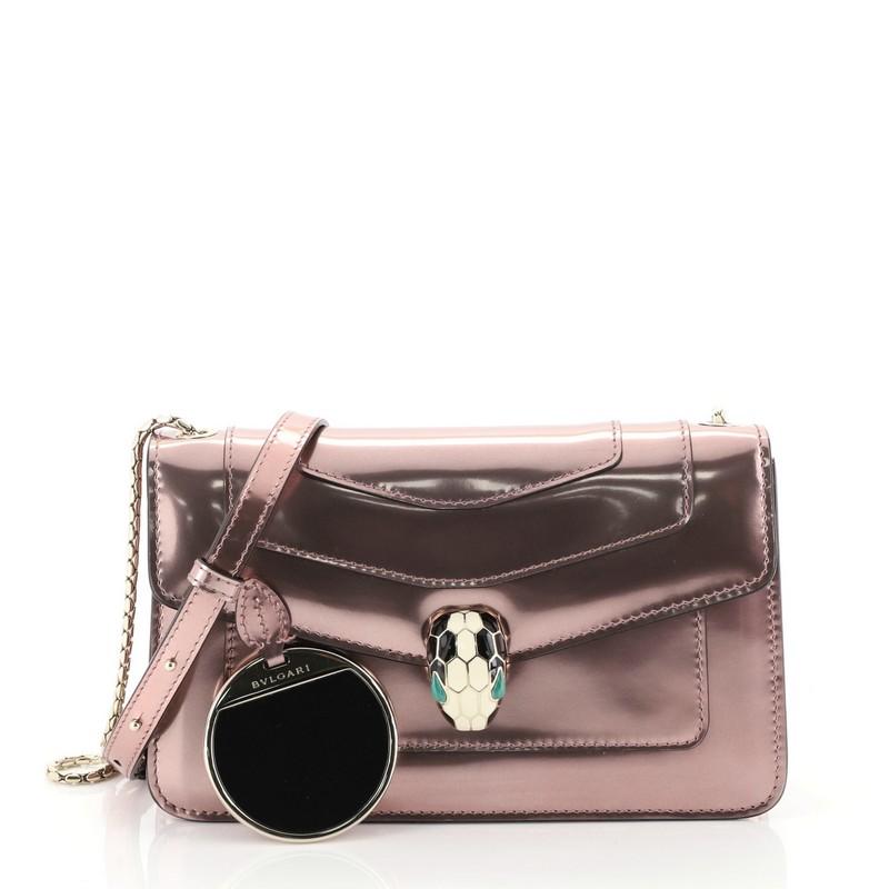 This Bvlgari Serpenti Forever Shoulder Bag Metallic Leather Small, crafted from metallic pink leather, features a snake inspired chain strap, Serpenti head closure with malachite eyes and gold-tone hardware. It opens to a black fabric interior with