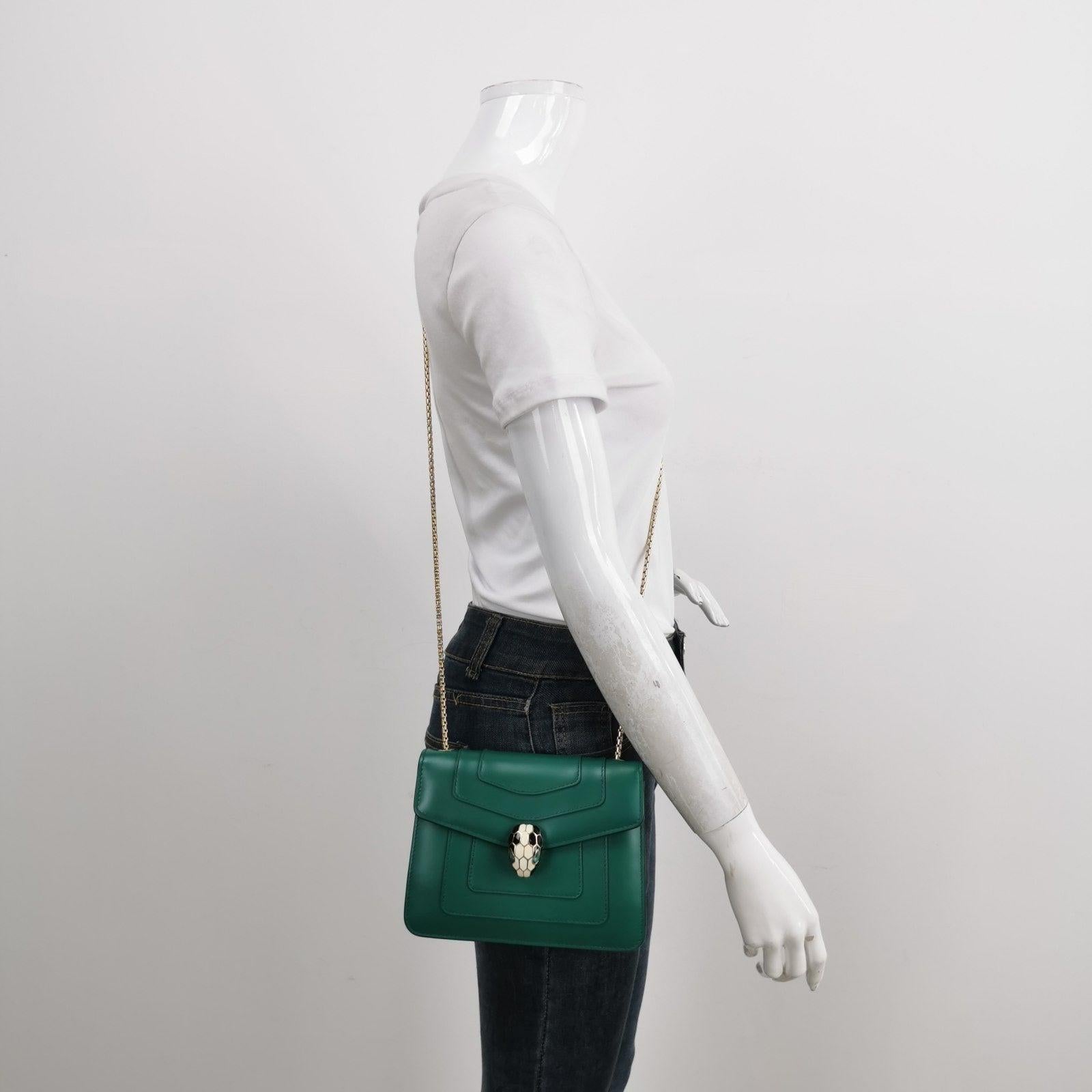 Bvlgari Serpenti Forever Bolso Crossbody Pequeño de Piel Verde
Estas son fotos profesionales de la bolsa real ofrecida por Luxbags.
ESTADO: Excelente
La etiqueta con el número de serie está cortada para que el artículo pueda venderse en una venta