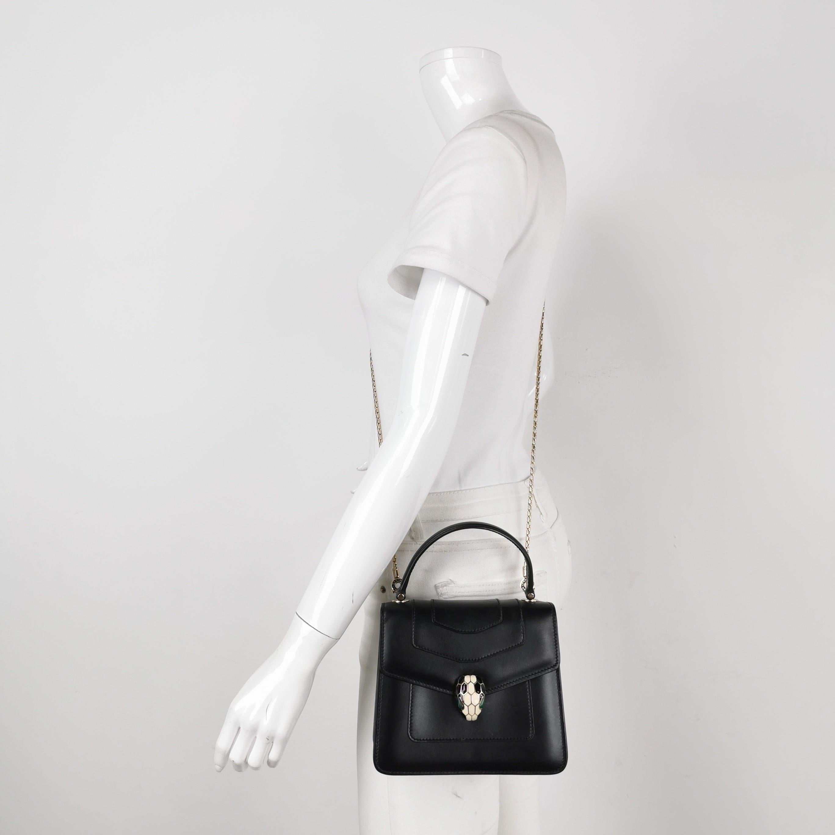 CONDIZIONI: OTTIME

Leggeri sfregamenti intorno agli angoli, pieghe e graffi alla pelle. Graffi all'hardware. Macchie leggere. 

DETTAGLI

Bvlgari
Serpenti per sempre
Pelle
Colore: nero
Dimensioni: Piccolo
Larghezza 18 cm x Altezza 16 cm x