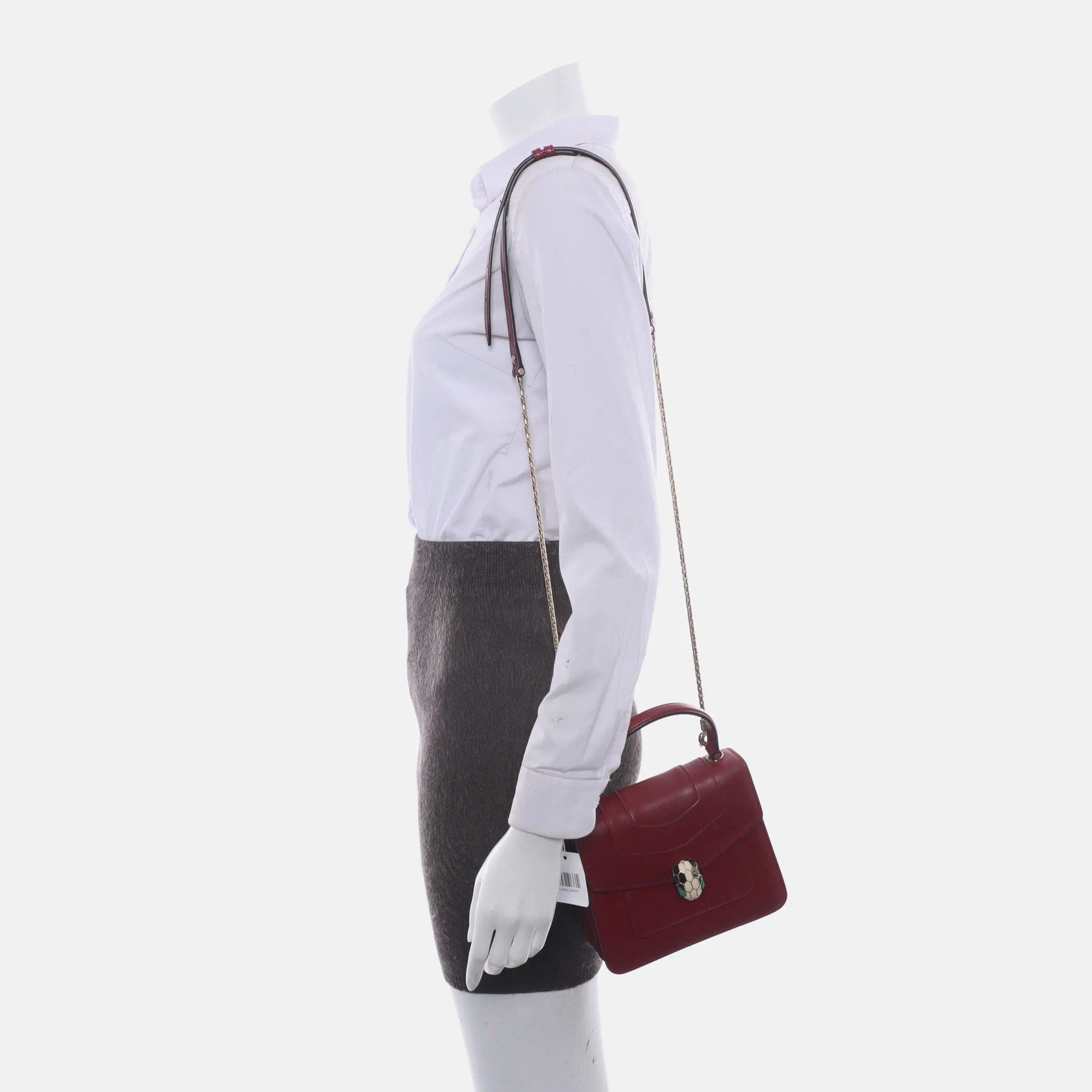 Bvlgari Serpenti Forever Small Leather Top Handle Crossbody Bag Burgundy

CONDITION: VERY GOOD
DETAILS

Bvlgari
Serpenti Forever
Leather
Color: Pink
Size: Small
Width 18cm x Height 16cm x Depth 9.5cm
Strap length 125cm
Weight 425g