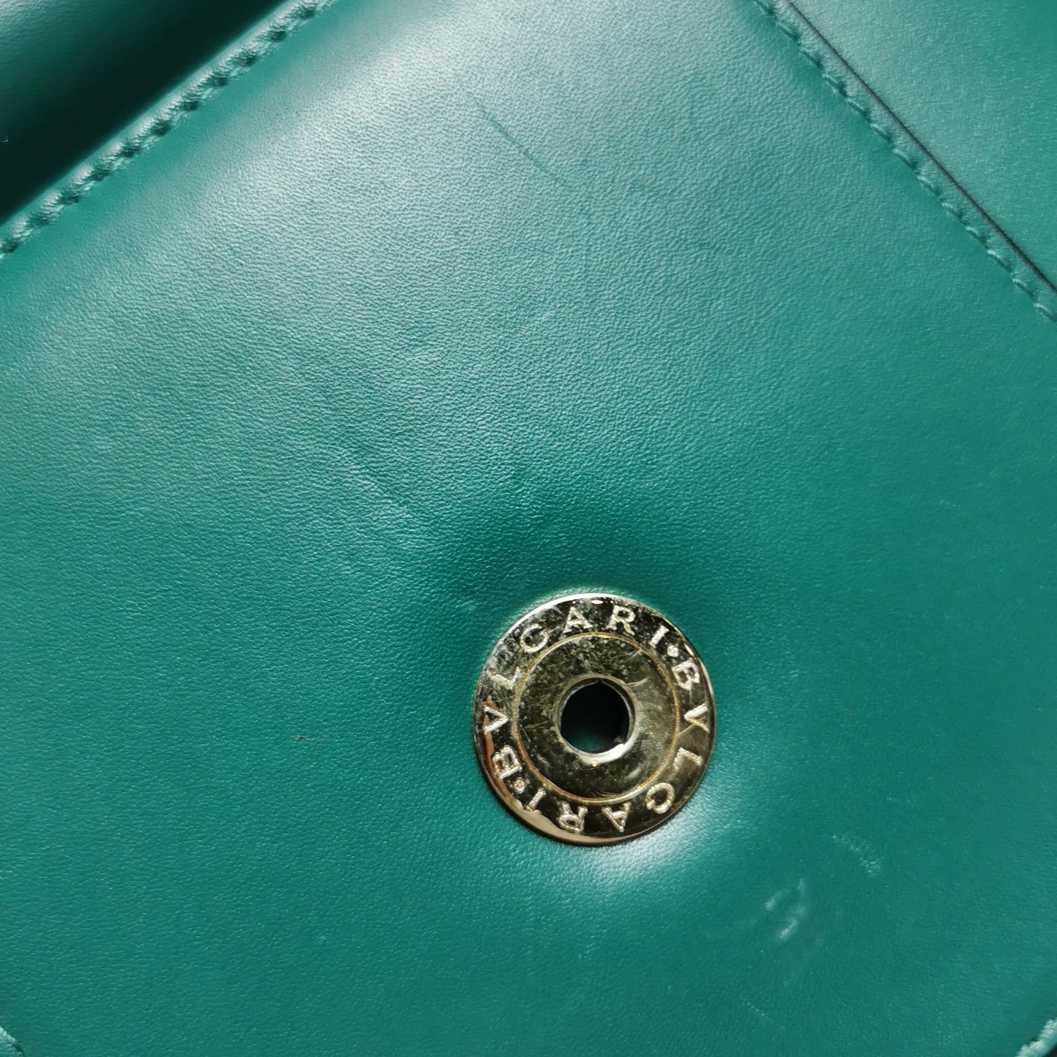 Bvlgari Serpenti Forever petit sac à bandoulière en cuir vert à poignée supérieure en vente 5