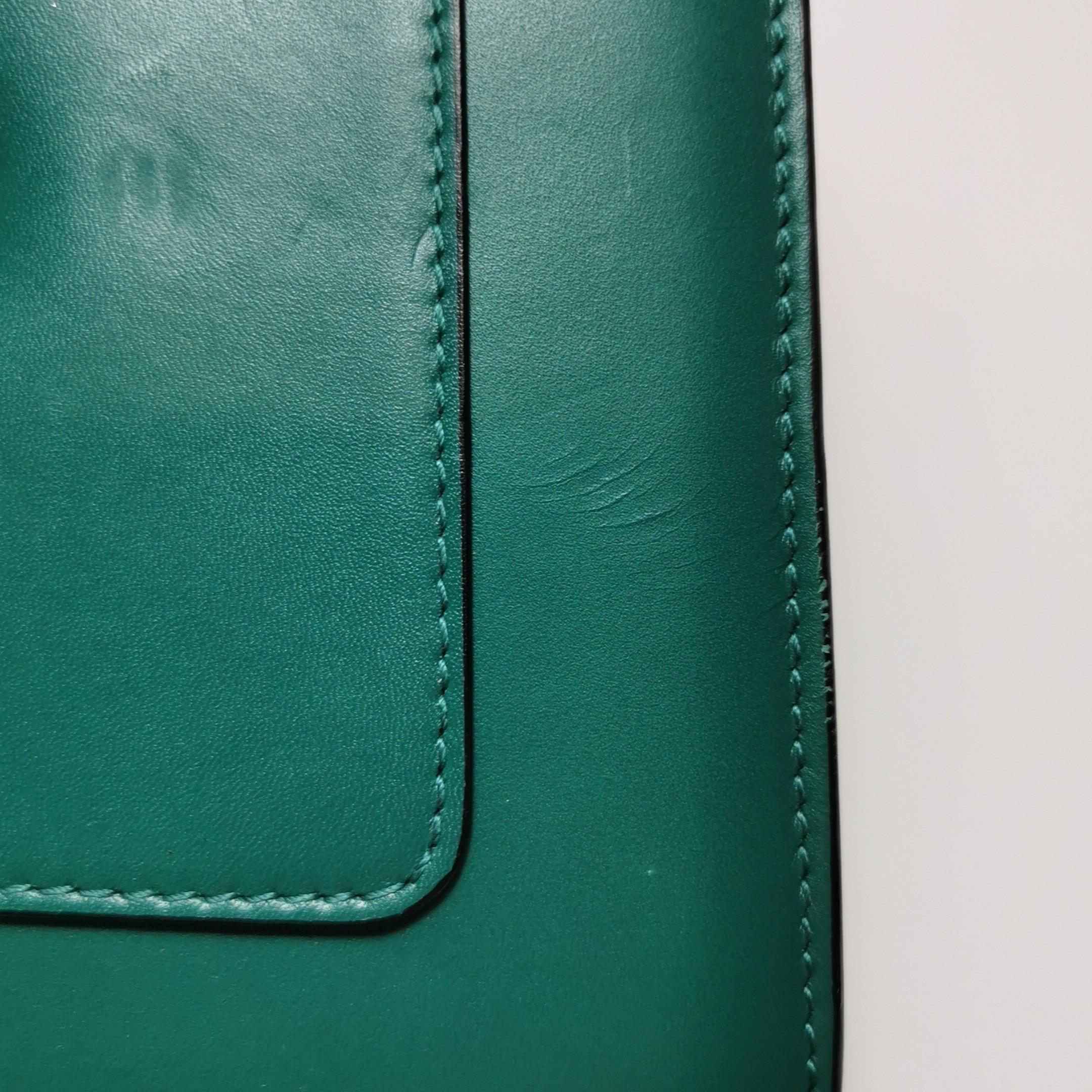Bvlgari Serpenti Forever petit sac à bandoulière en cuir vert à poignée supérieure en vente 6