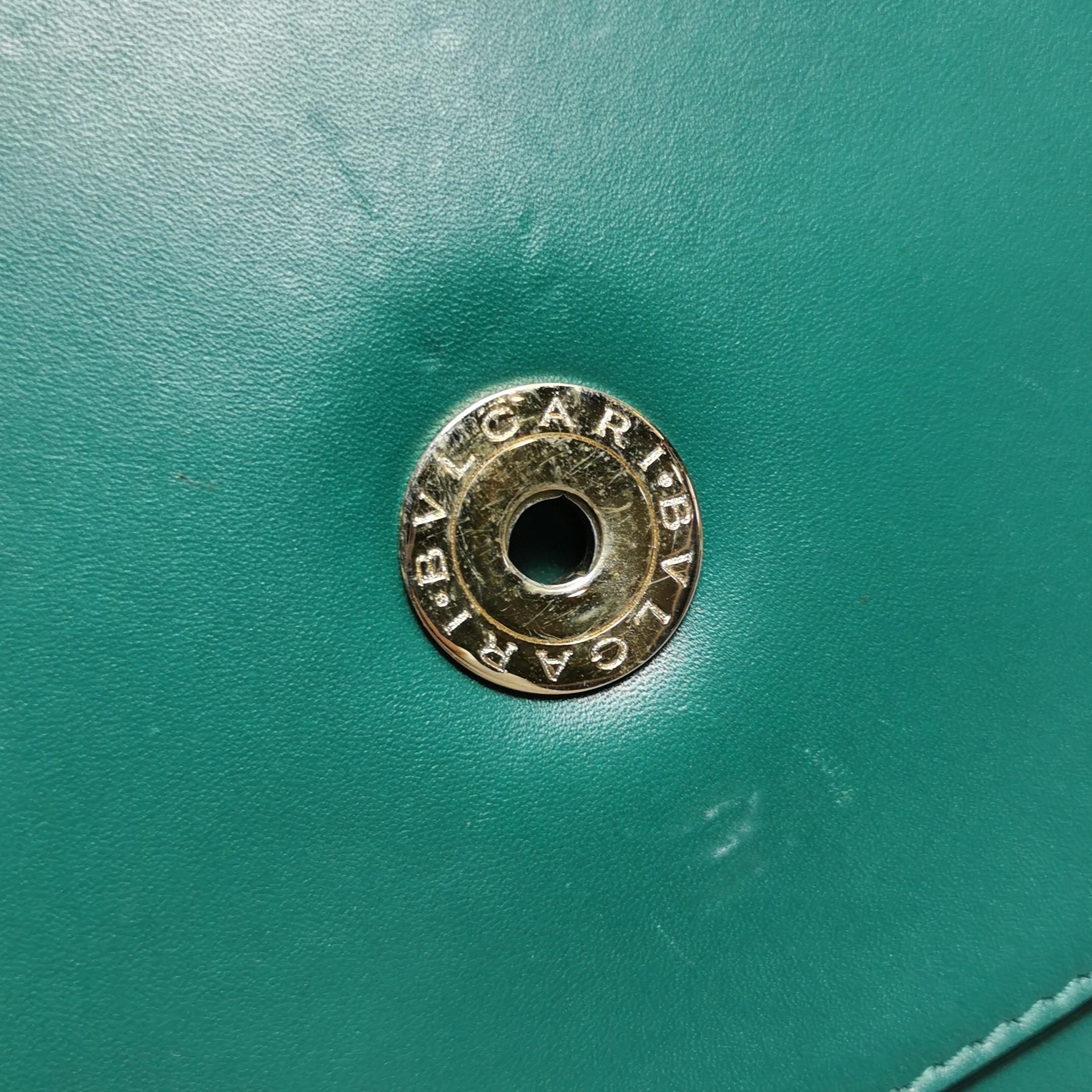 Bvlgari Serpenti Forever petit sac à bandoulière en cuir vert à poignée supérieure en vente 7