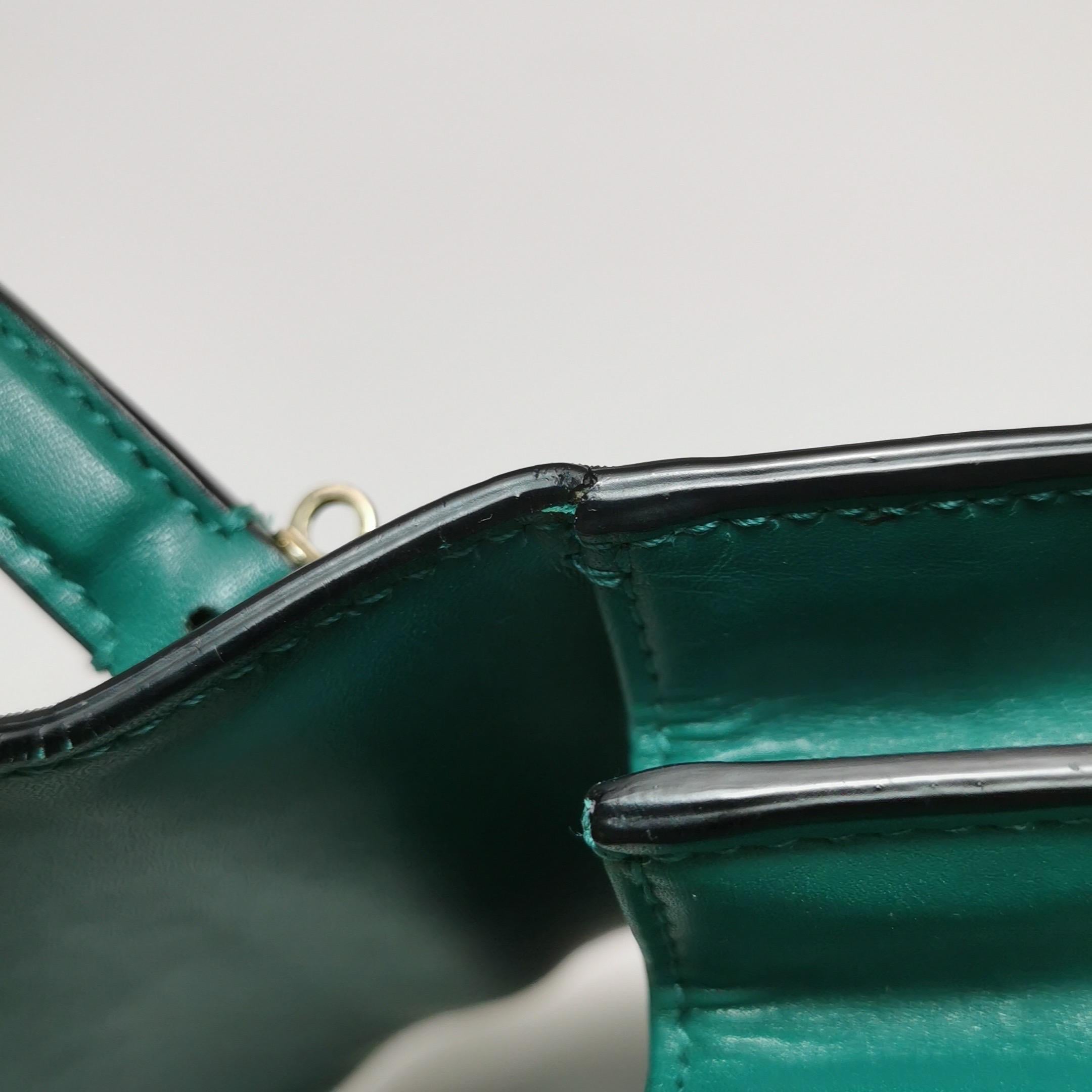 Bvlgari Serpenti Forever petit sac à bandoulière en cuir vert à poignée supérieure en vente 9