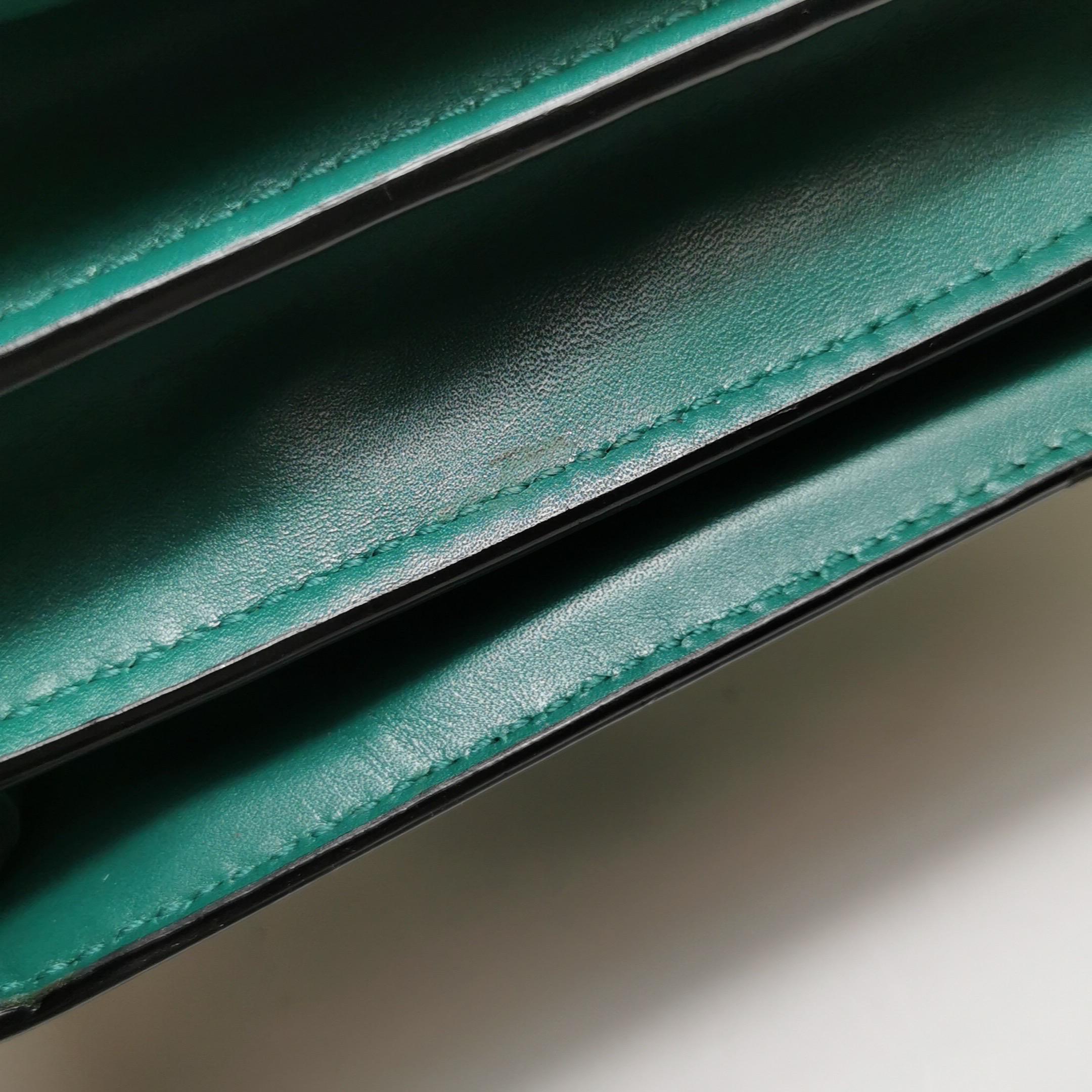 Bvlgari Serpenti Forever petit sac à bandoulière en cuir vert à poignée supérieure en vente 11