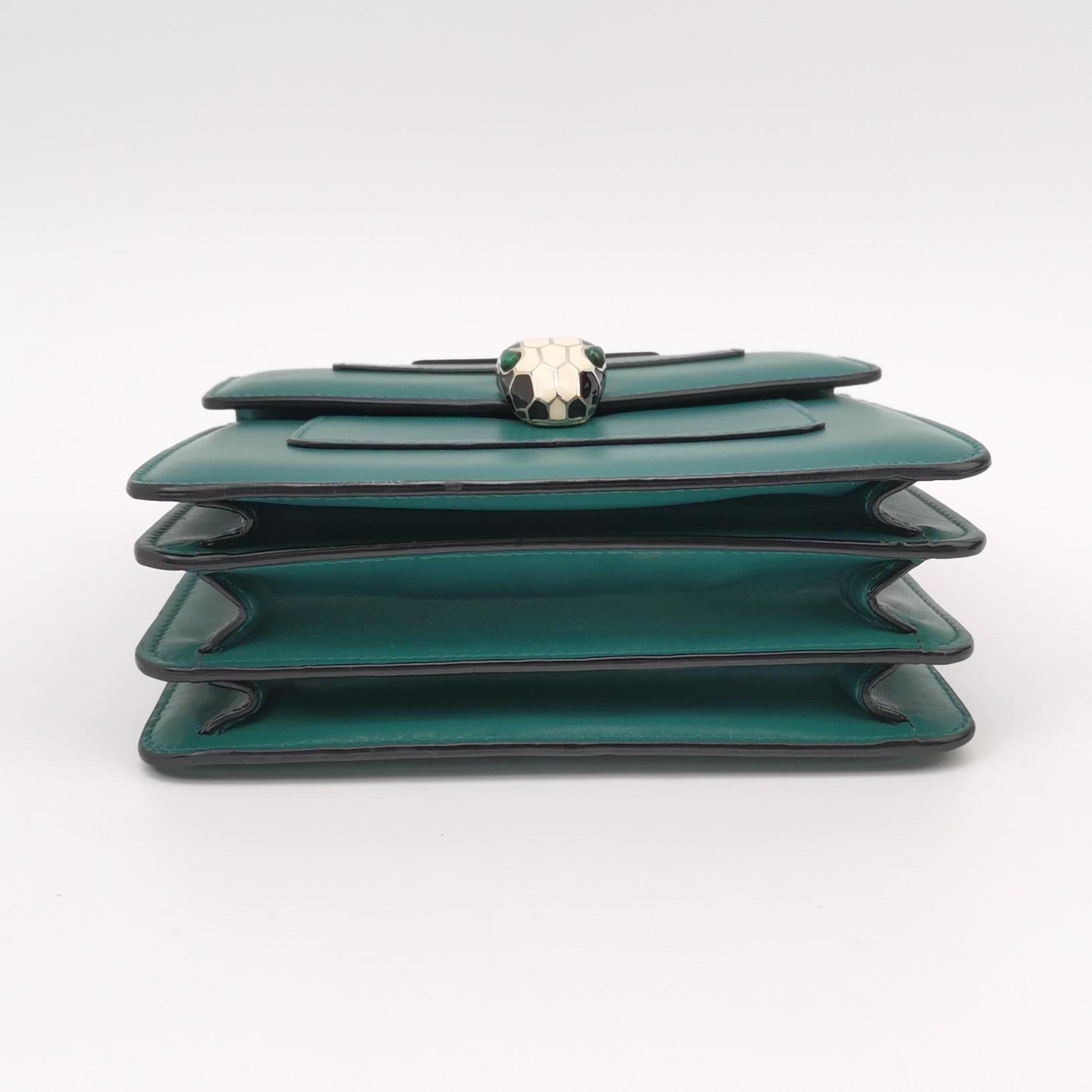 ÉTAT : TRÈS BON

Légers frottements sur les coins, plis et rayures sur le cuir. Rayures sur le matériel. Taches légères. 

DÉTAILS

Bvlgari
Serpenti Forever
Cuir
Couleur : Vert
Taille : Petit
Largeur 18 cm x hauteur 16 cm x profondeur 9,5
