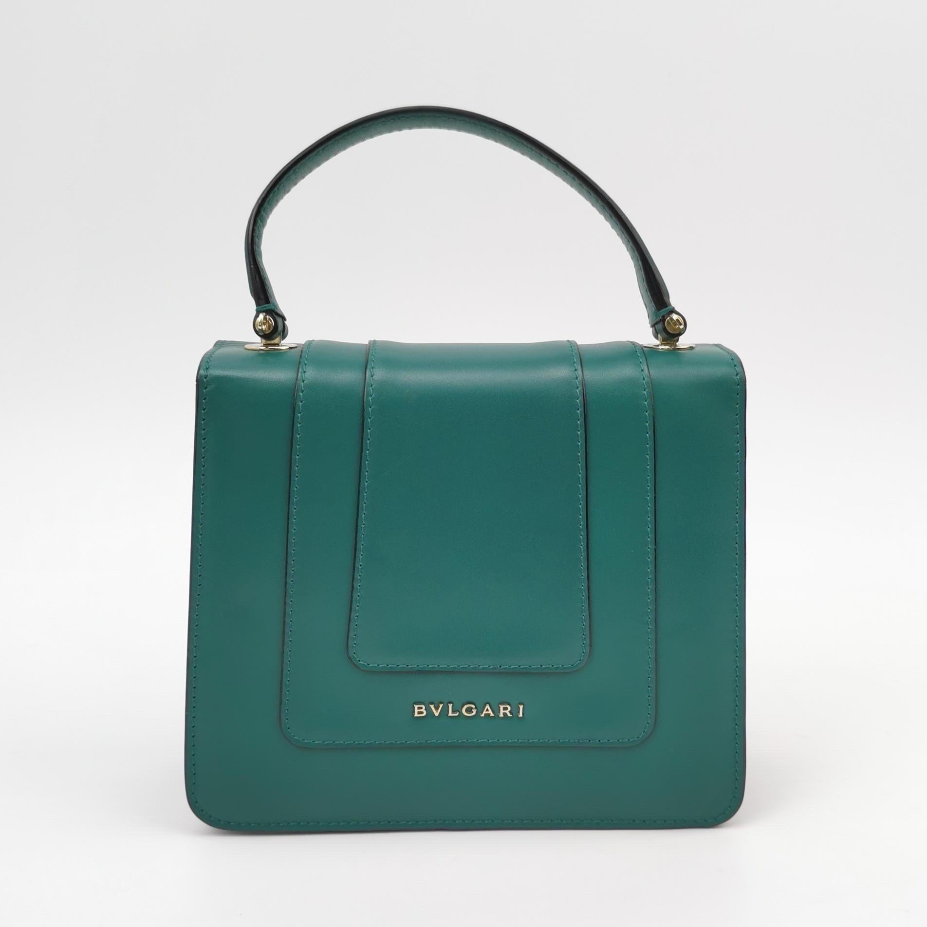 Vert Bvlgari Serpenti Forever petit sac à bandoulière en cuir vert à poignée supérieure en vente