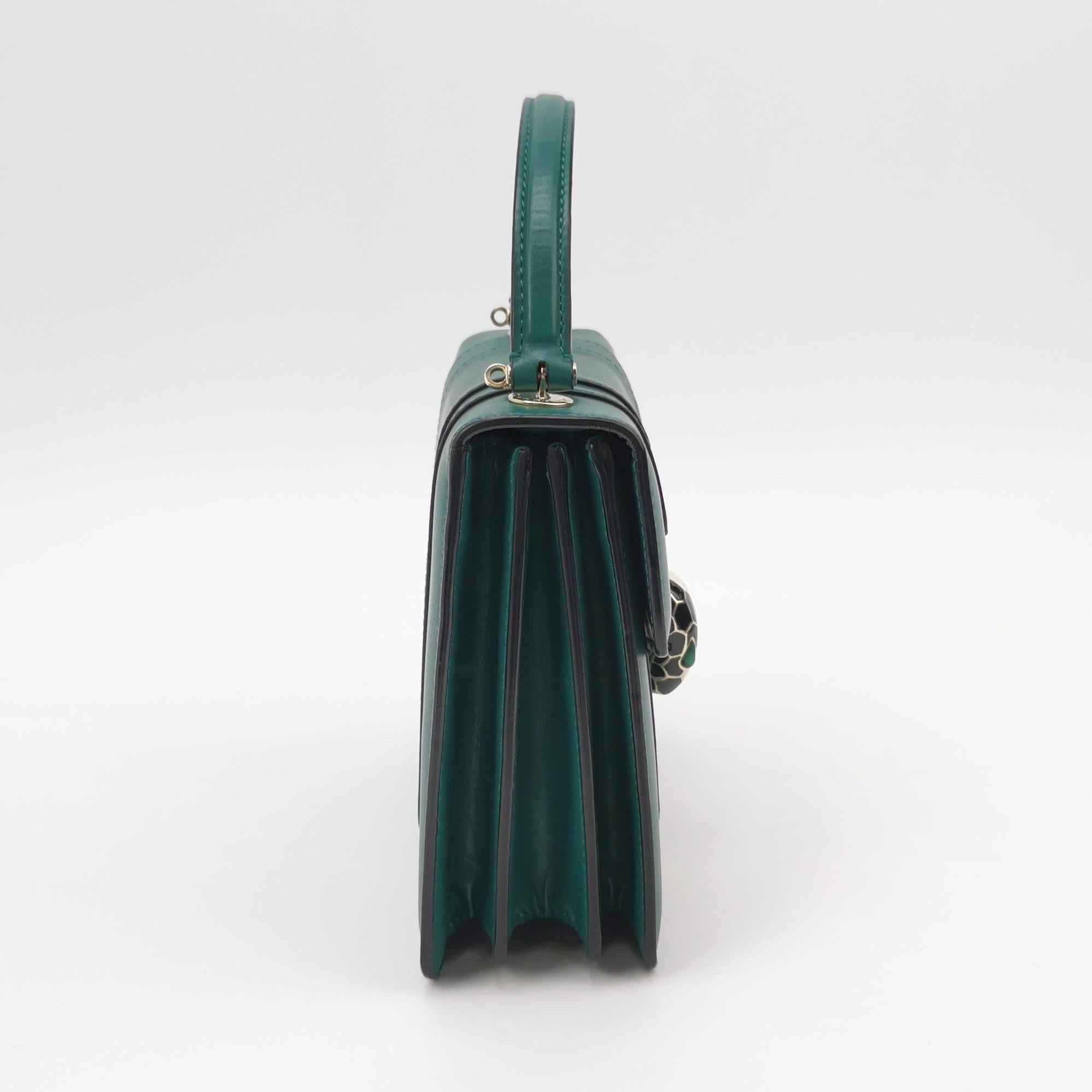 Bvlgari Serpenti Forever petit sac à bandoulière en cuir vert à poignée supérieure Bon état - En vente à AUBERVILLIERS, FR