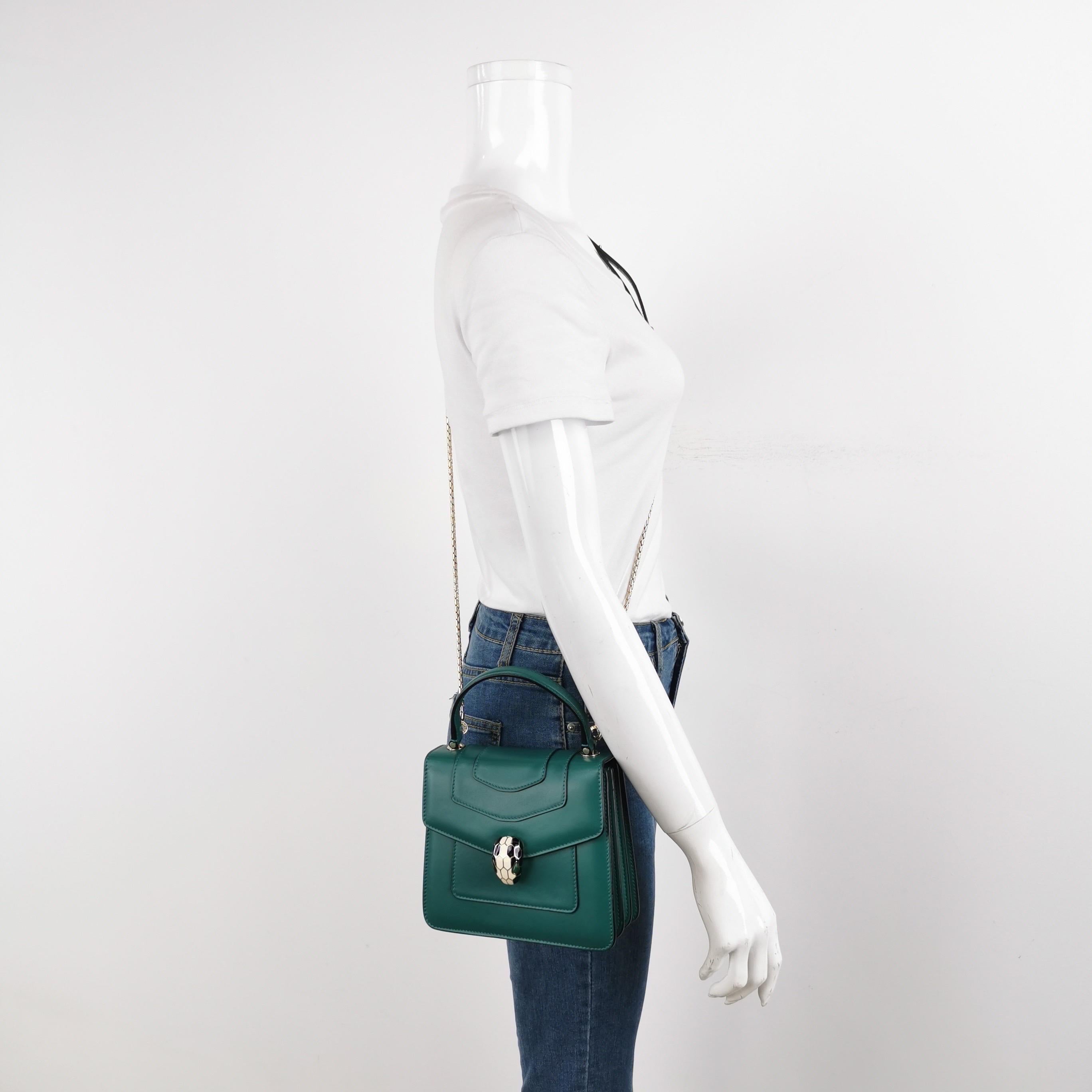 Bvlgari Serpenti Forever petit sac à bandoulière en cuir vert à poignée supérieure Pour femmes en vente