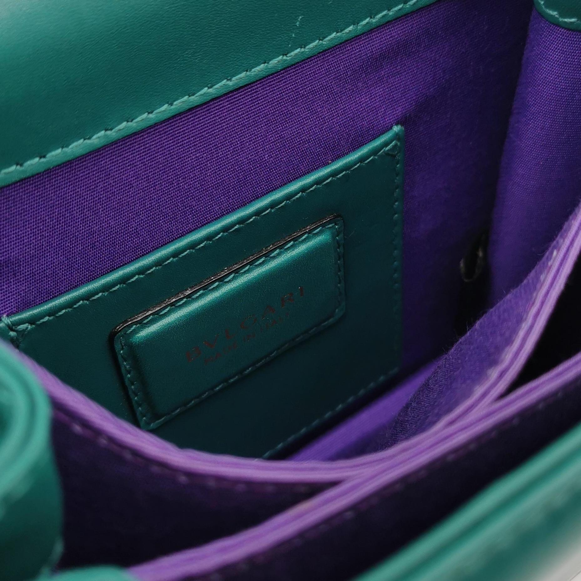 Bvlgari Serpenti Forever petit sac à bandoulière en cuir vert à poignée supérieure en vente 1