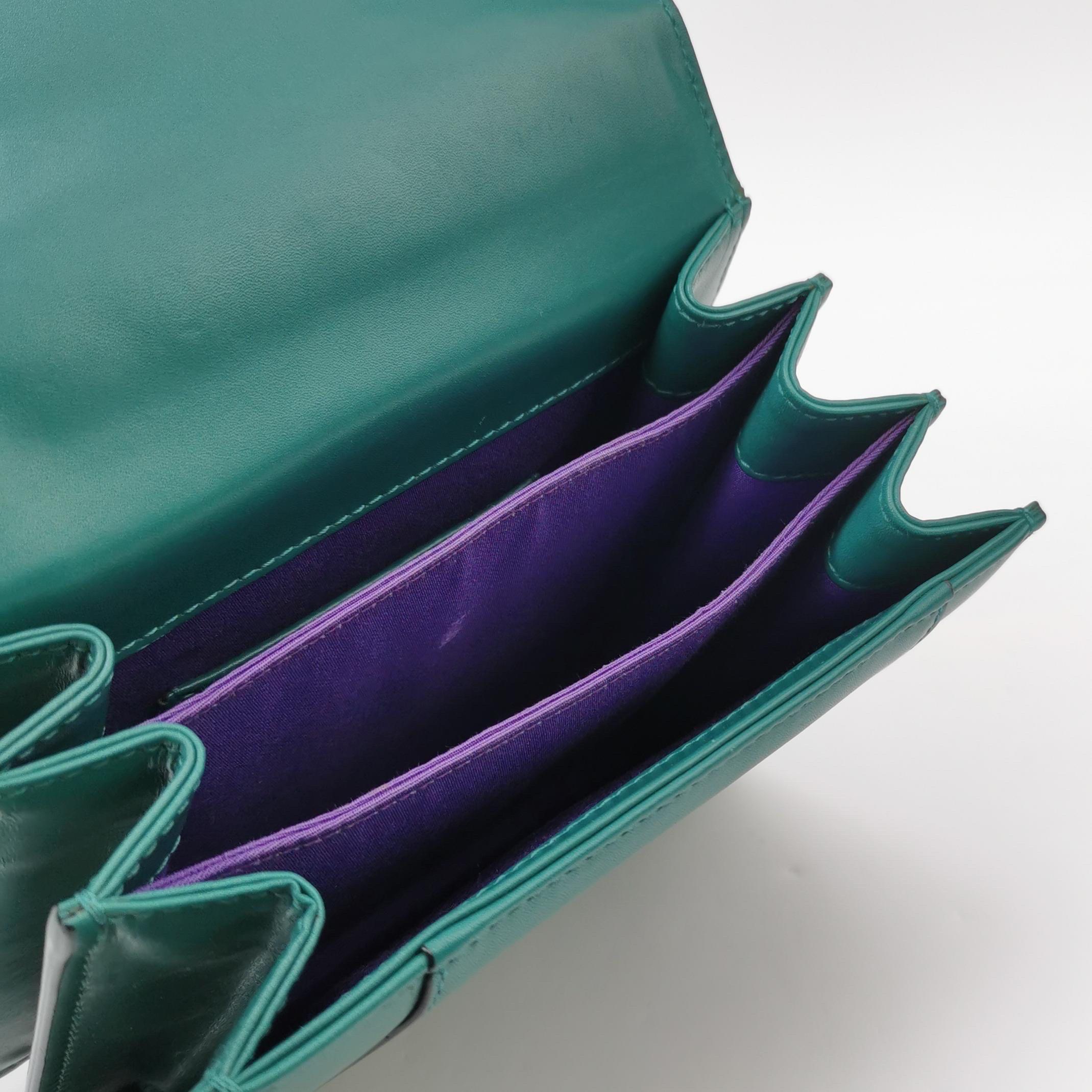 Bvlgari Serpenti Forever petit sac à bandoulière en cuir vert à poignée supérieure en vente 2