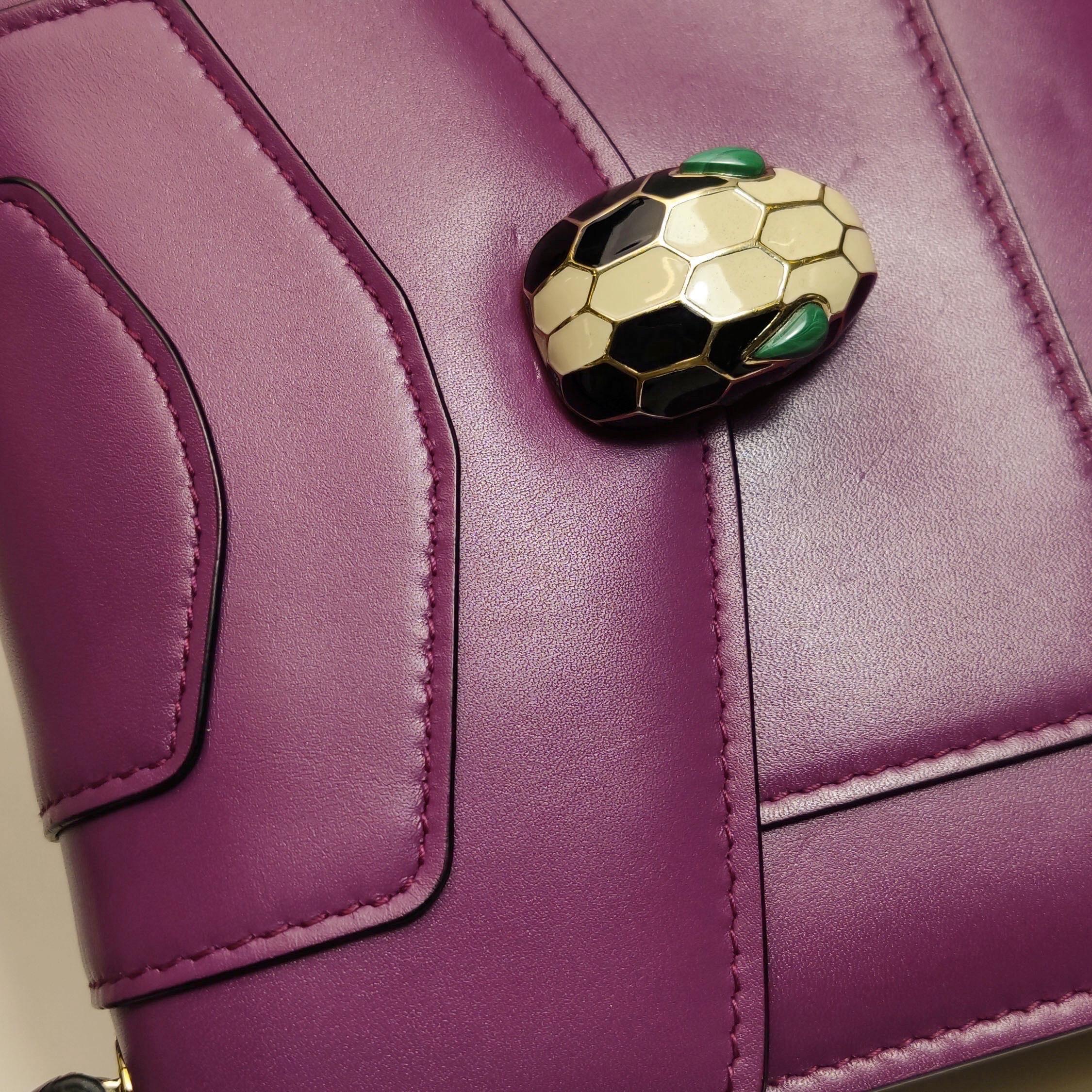 Bvlgari Serpenti Forever petit sac à bandoulière en cuir rose à poignée supérieure en vente 9