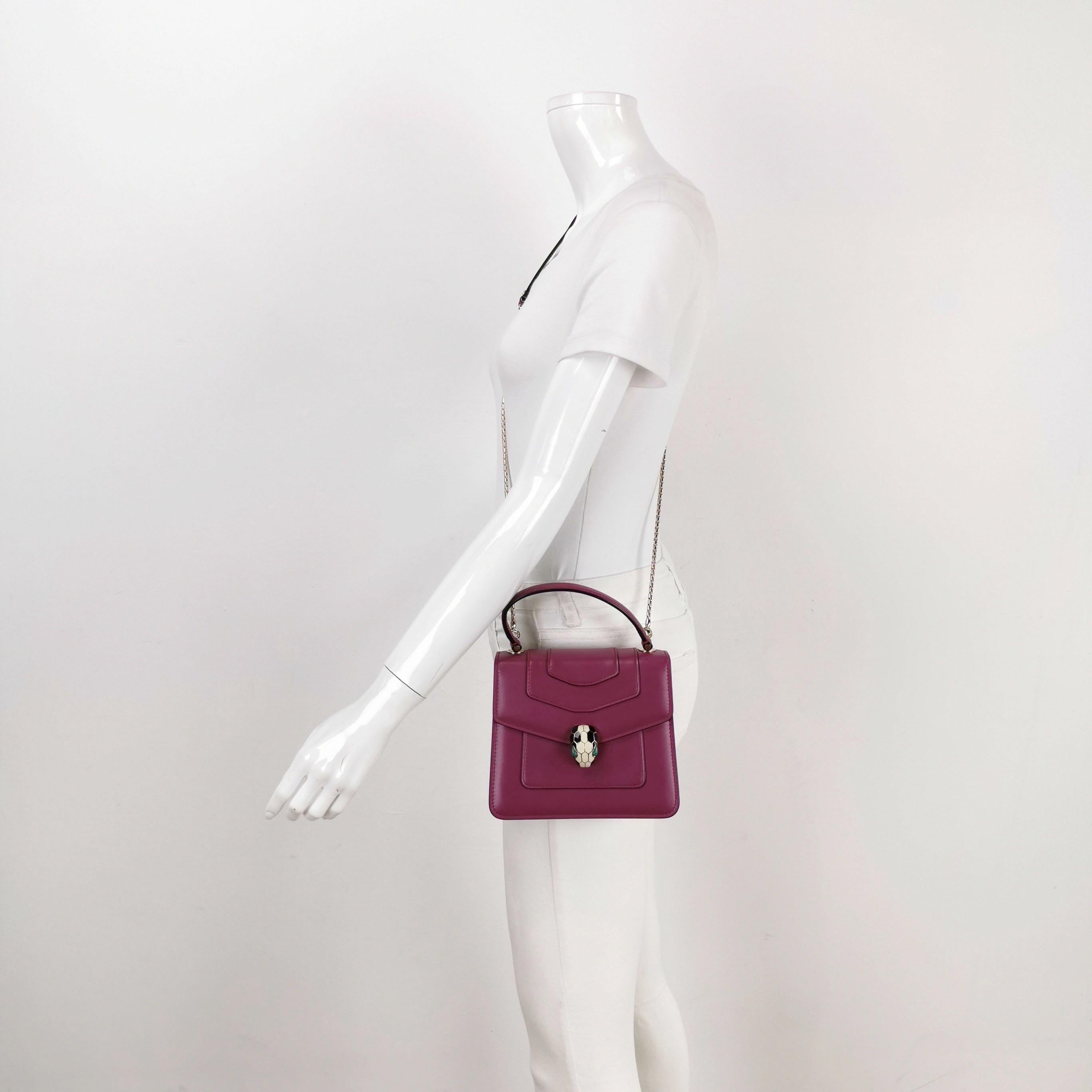 ÉTAT : TRÈS BON

Légers frottements sur les coins, plis et rayures sur le cuir. Rayures sur le matériel. Taches légères. 

DÉTAILS

Bvlgari
Serpenti Forever
Cuir
Couleur : rose
Taille : Petit
Largeur 18 cm x hauteur 16 cm x profondeur 9,5