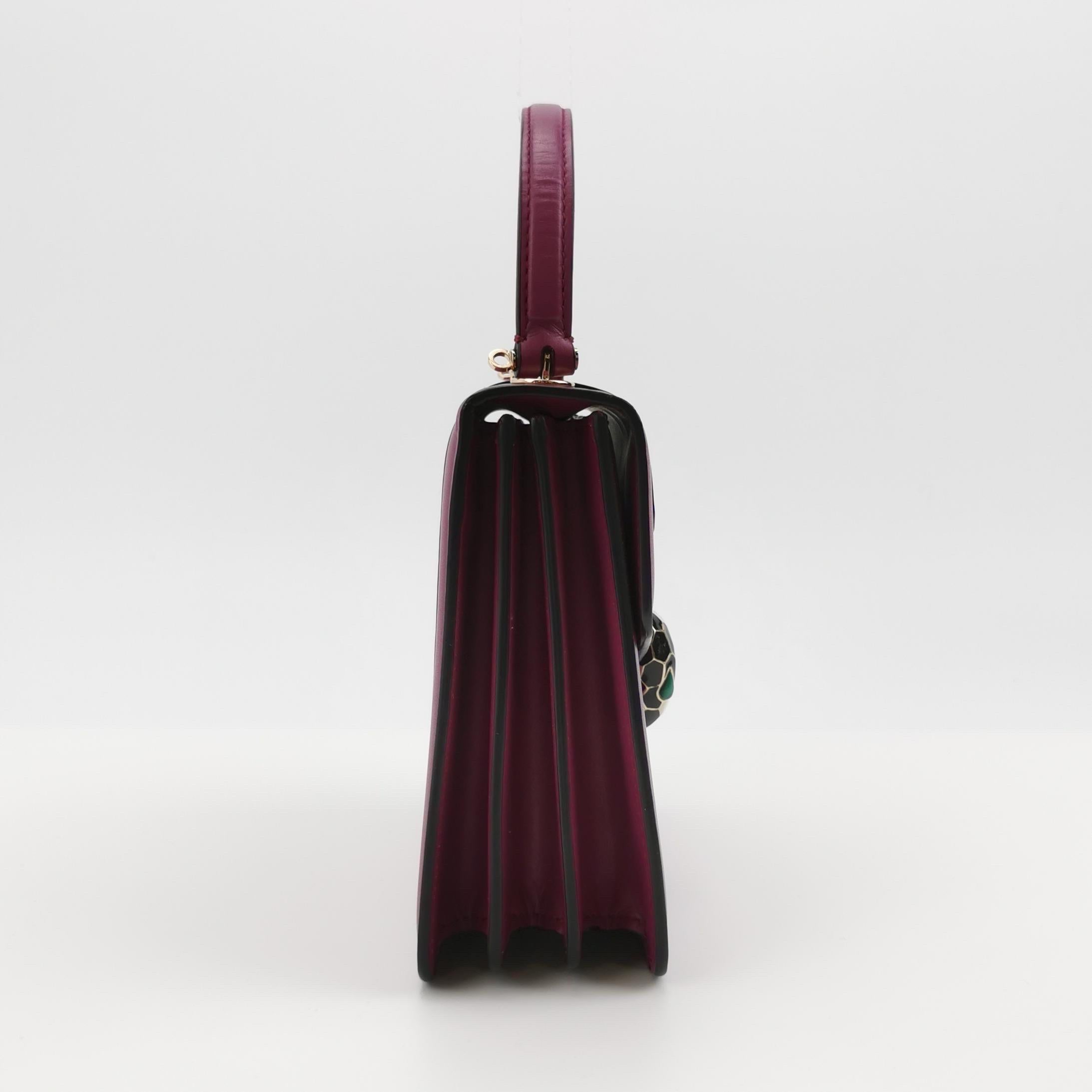 Marron Bvlgari Serpenti Forever petit sac à bandoulière en cuir rose à poignée supérieure en vente