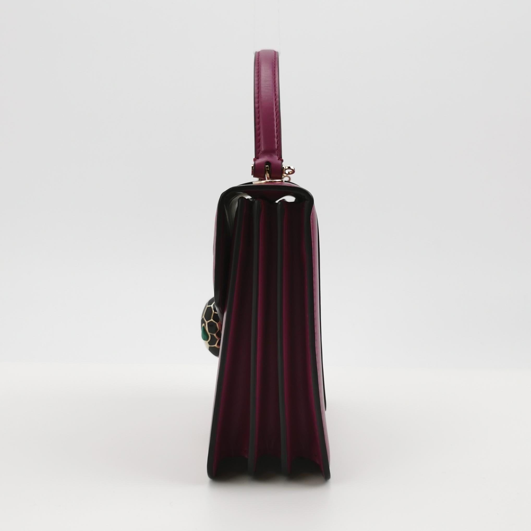 Bvlgari Serpenti Forever petit sac à bandoulière en cuir rose à poignée supérieure Bon état - En vente à AUBERVILLIERS, FR