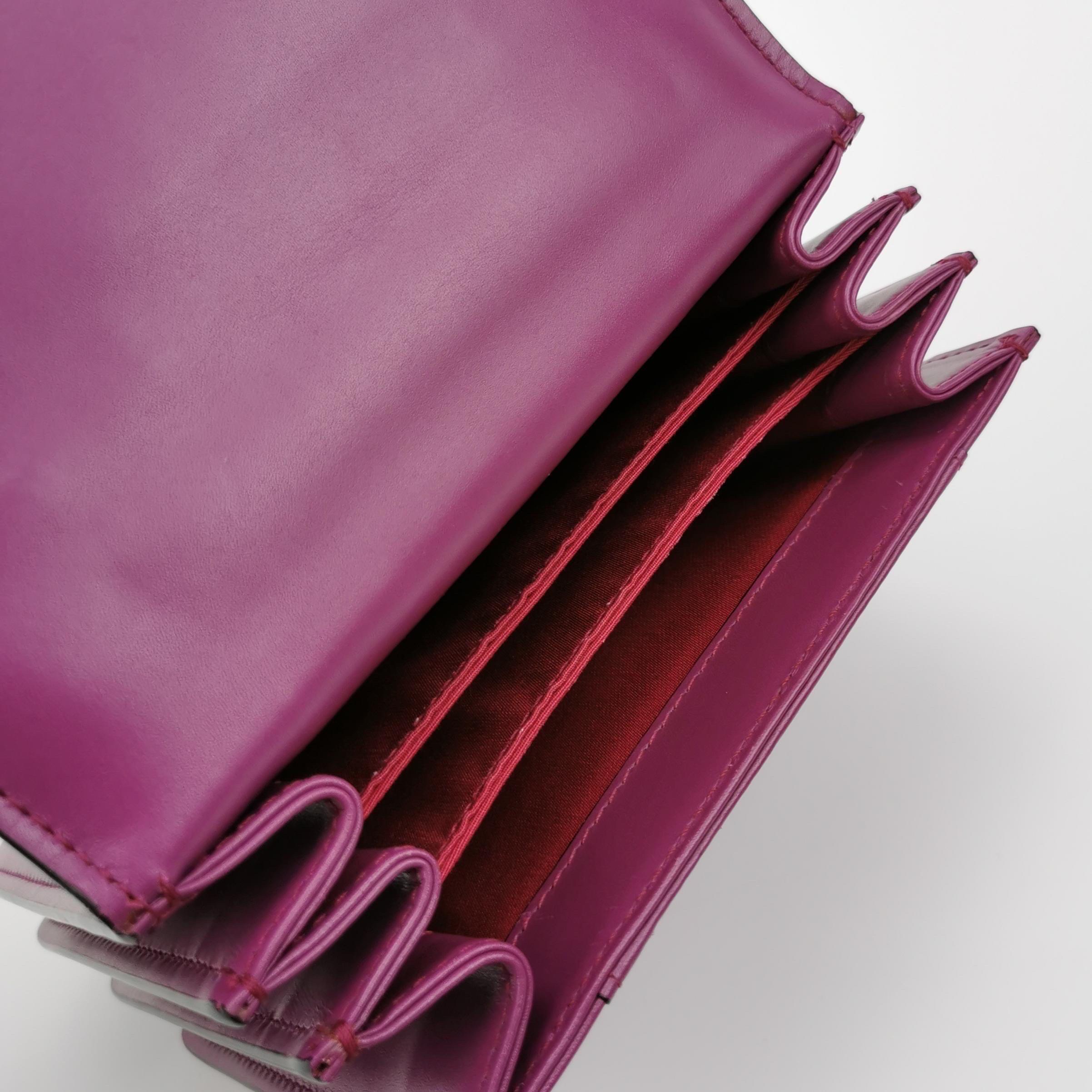 Bvlgari Serpenti Forever petit sac à bandoulière en cuir rose à poignée supérieure Pour femmes en vente