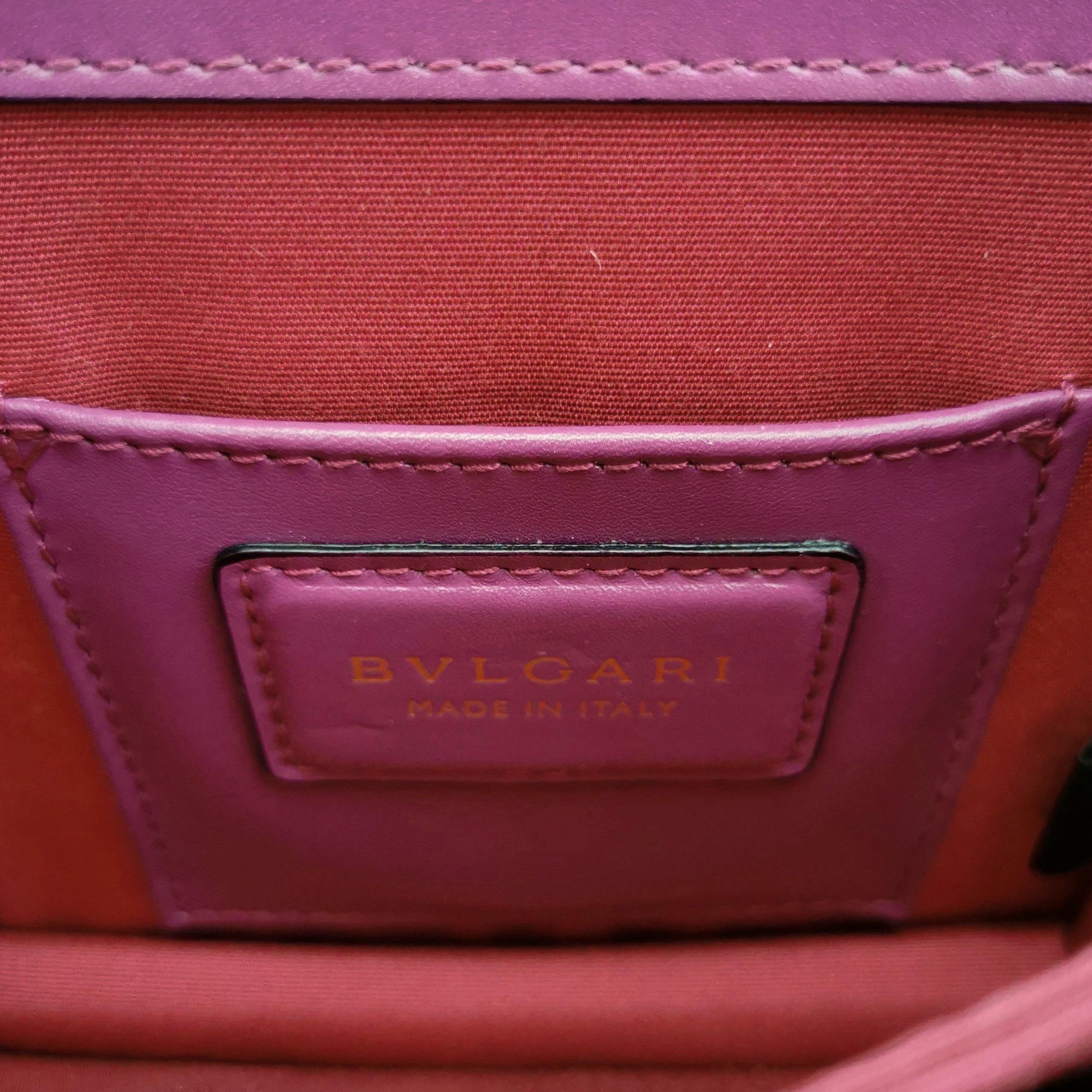 Bvlgari Serpenti Forever petit sac à bandoulière en cuir rose à poignée supérieure en vente 2