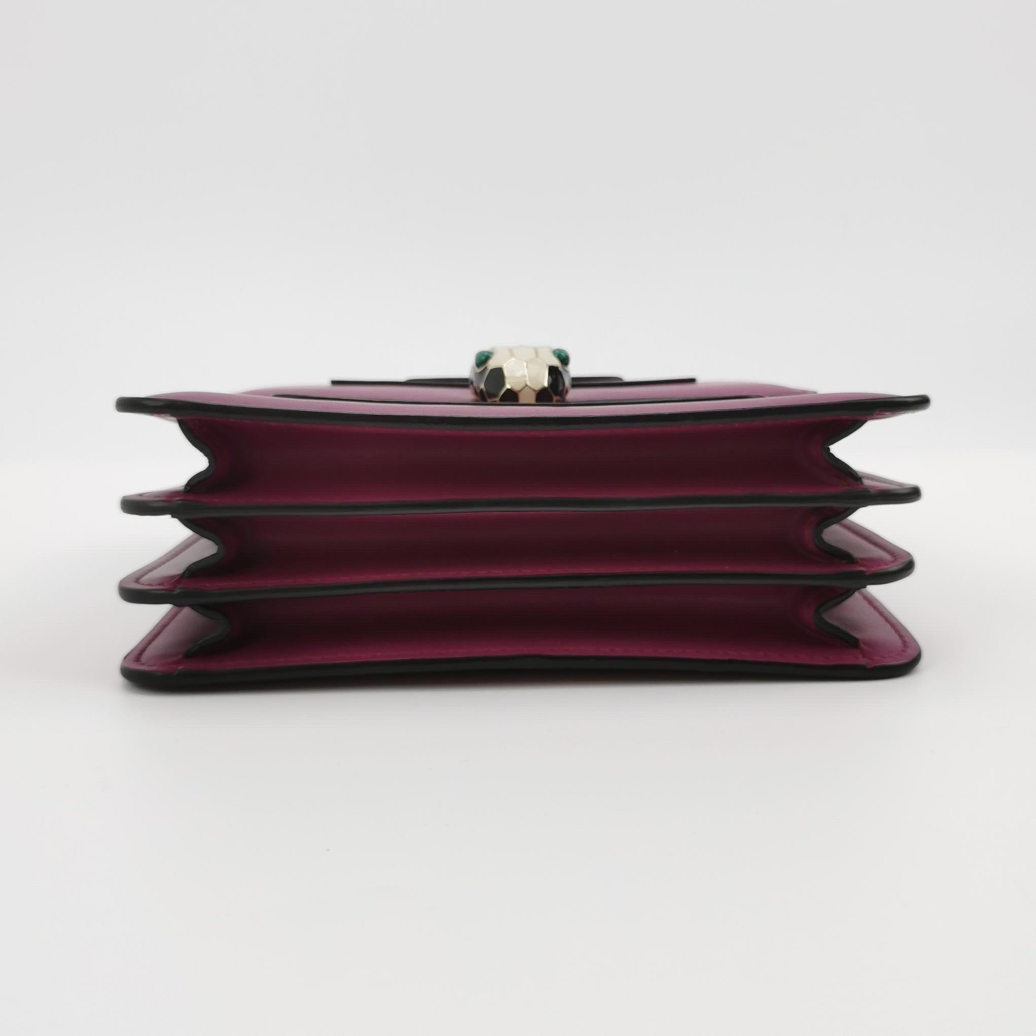 Bvlgari Serpenti Forever petit sac à bandoulière en cuir rose à poignée supérieure en vente 4