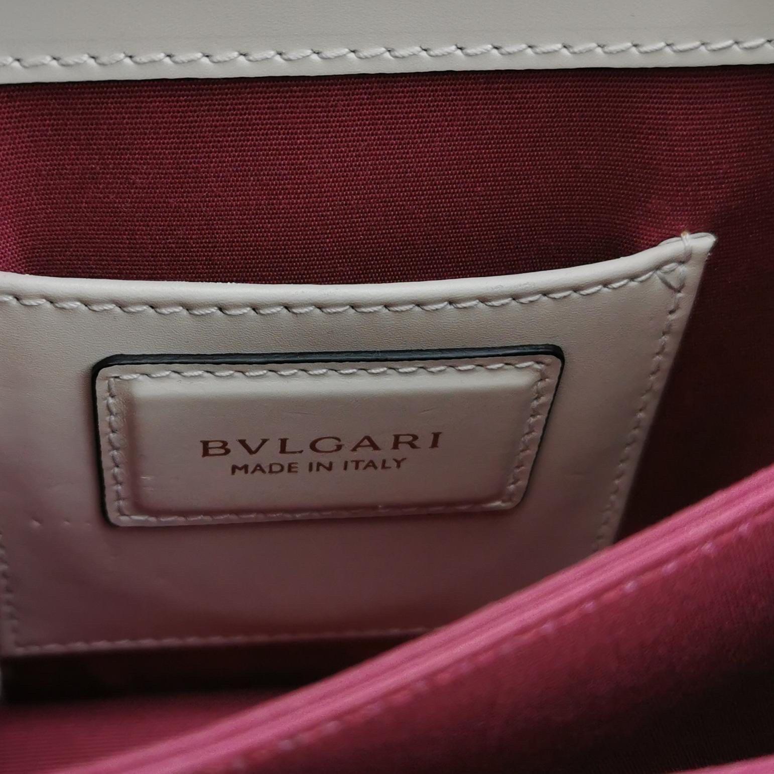 Bvlgari Serpenti Forever petit sac à bandoulière en cuir blanc à poignée supérieure en vente 6