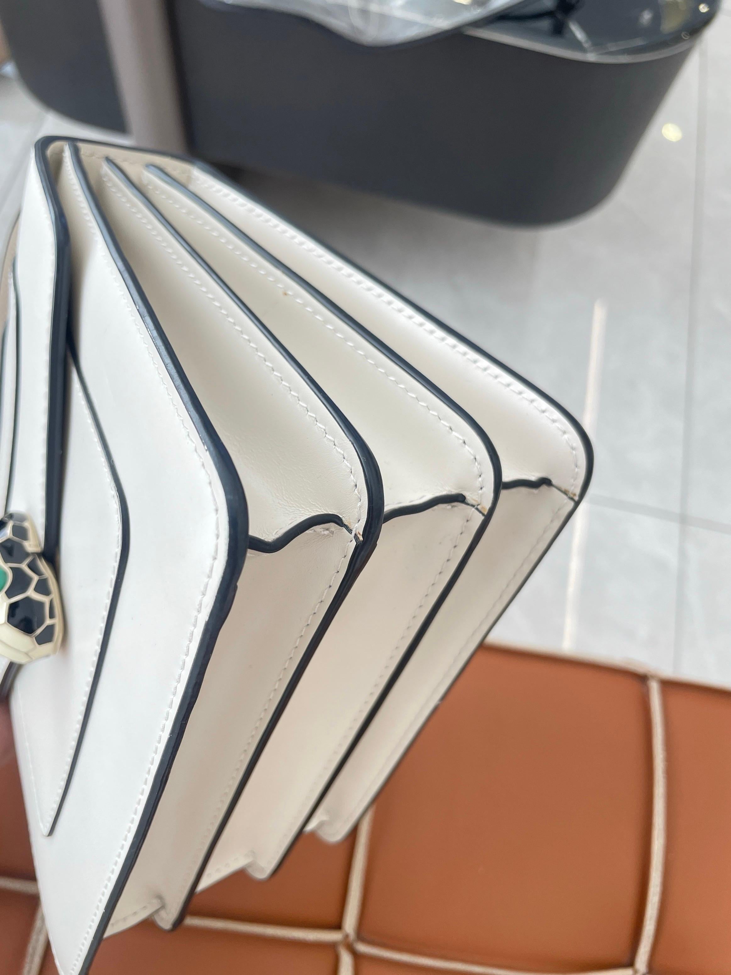 Bvlgari Serpenti Forever petit sac à bandoulière en cuir blanc à poignée supérieure en vente 6