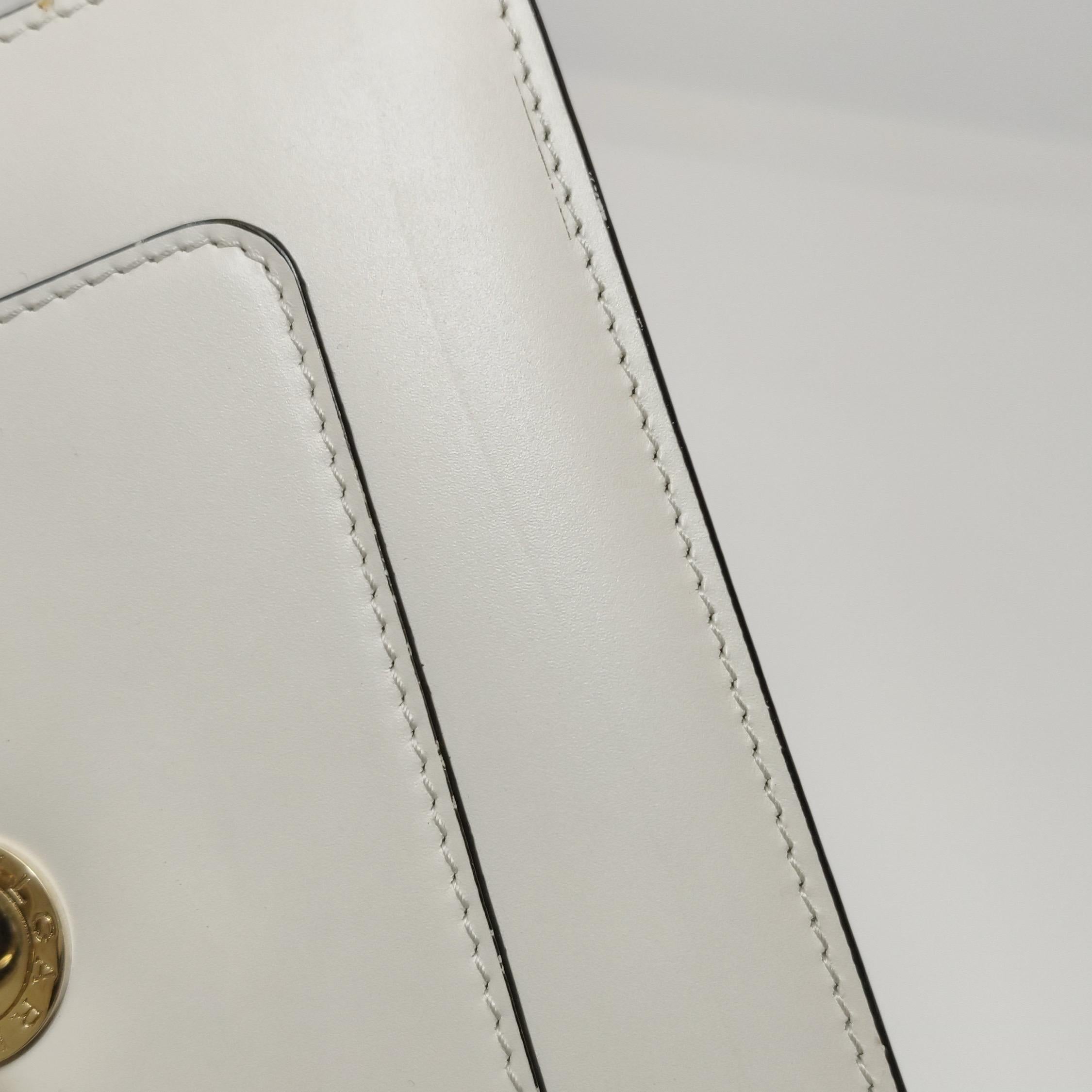 Bvlgari Serpenti Forever petit sac à bandoulière en cuir blanc à poignée supérieure en vente 7