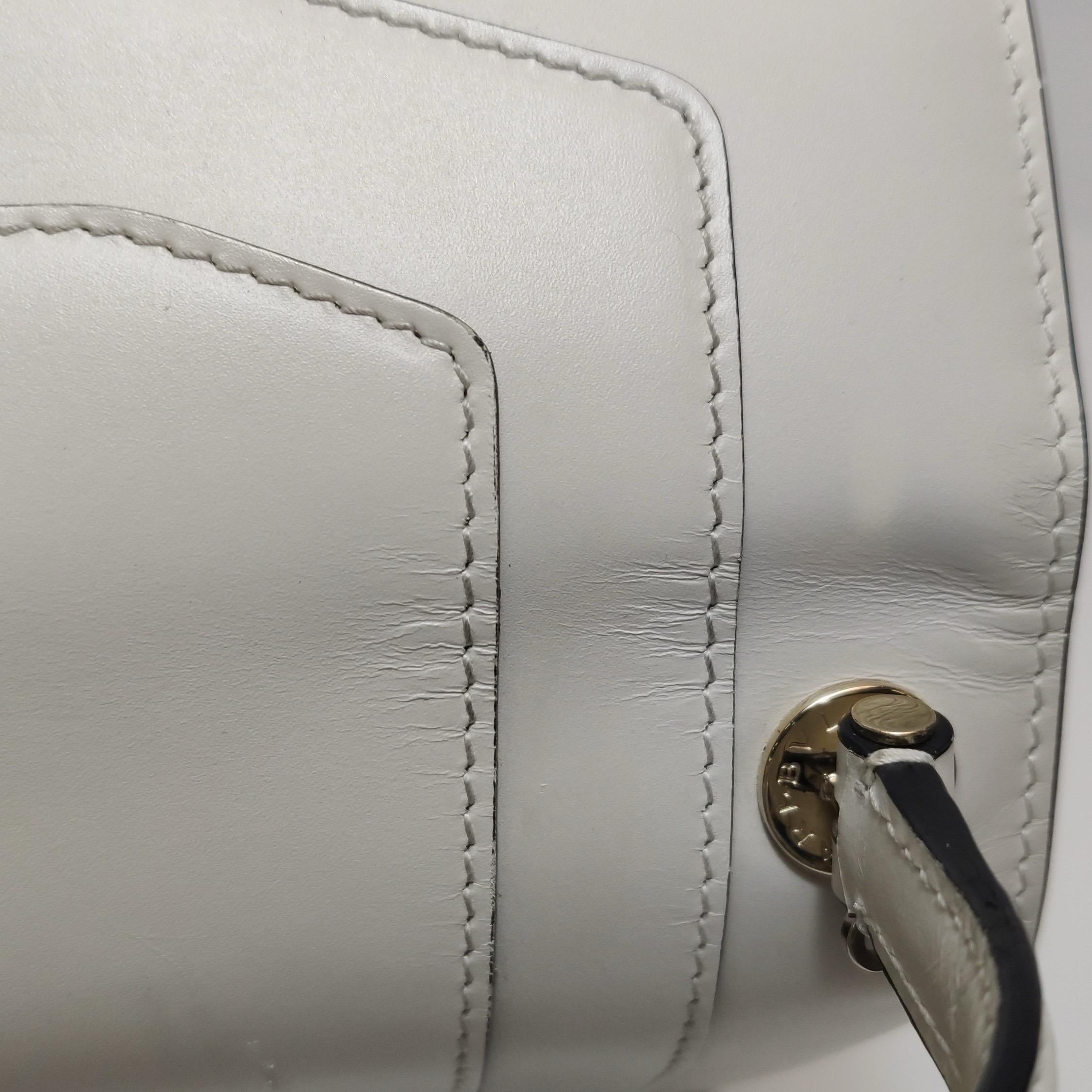 Bvlgari Serpenti Forever petit sac à bandoulière en cuir blanc à poignée supérieure en vente 8