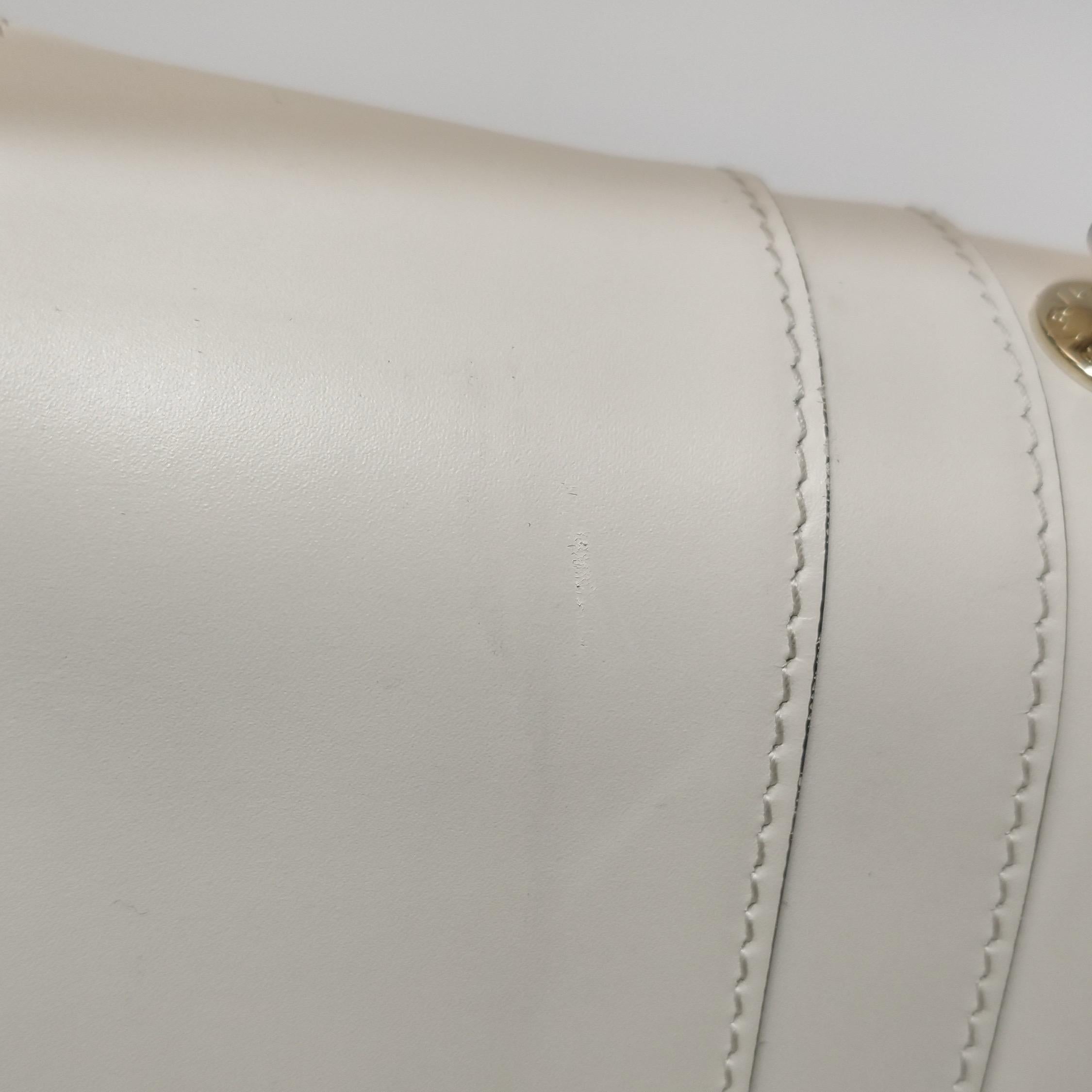 Bvlgari Serpenti Forever petit sac à bandoulière en cuir blanc à poignée supérieure en vente 9