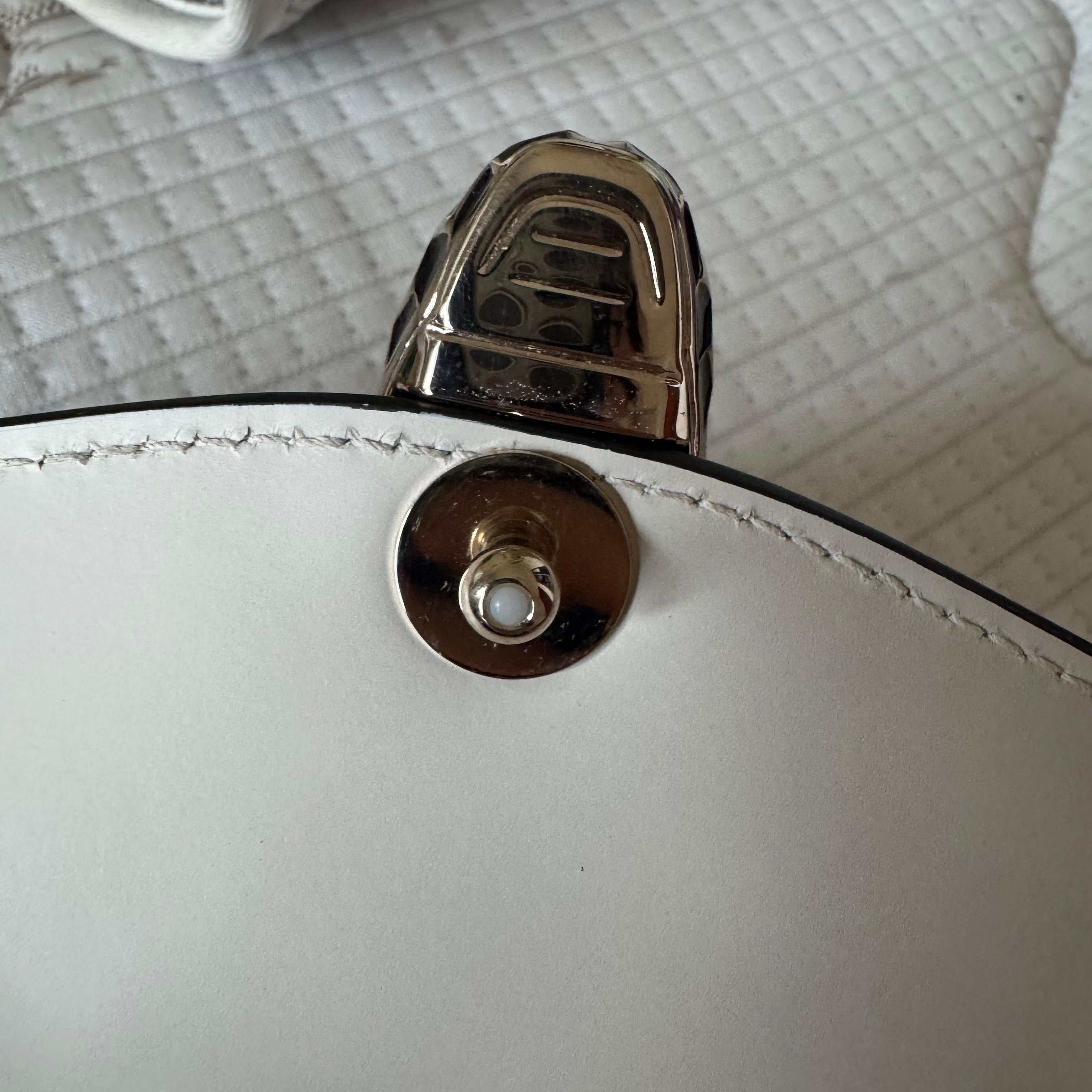 Bvlgari Serpenti Forever petit sac à bandoulière en cuir blanc à poignée supérieure en vente 9
