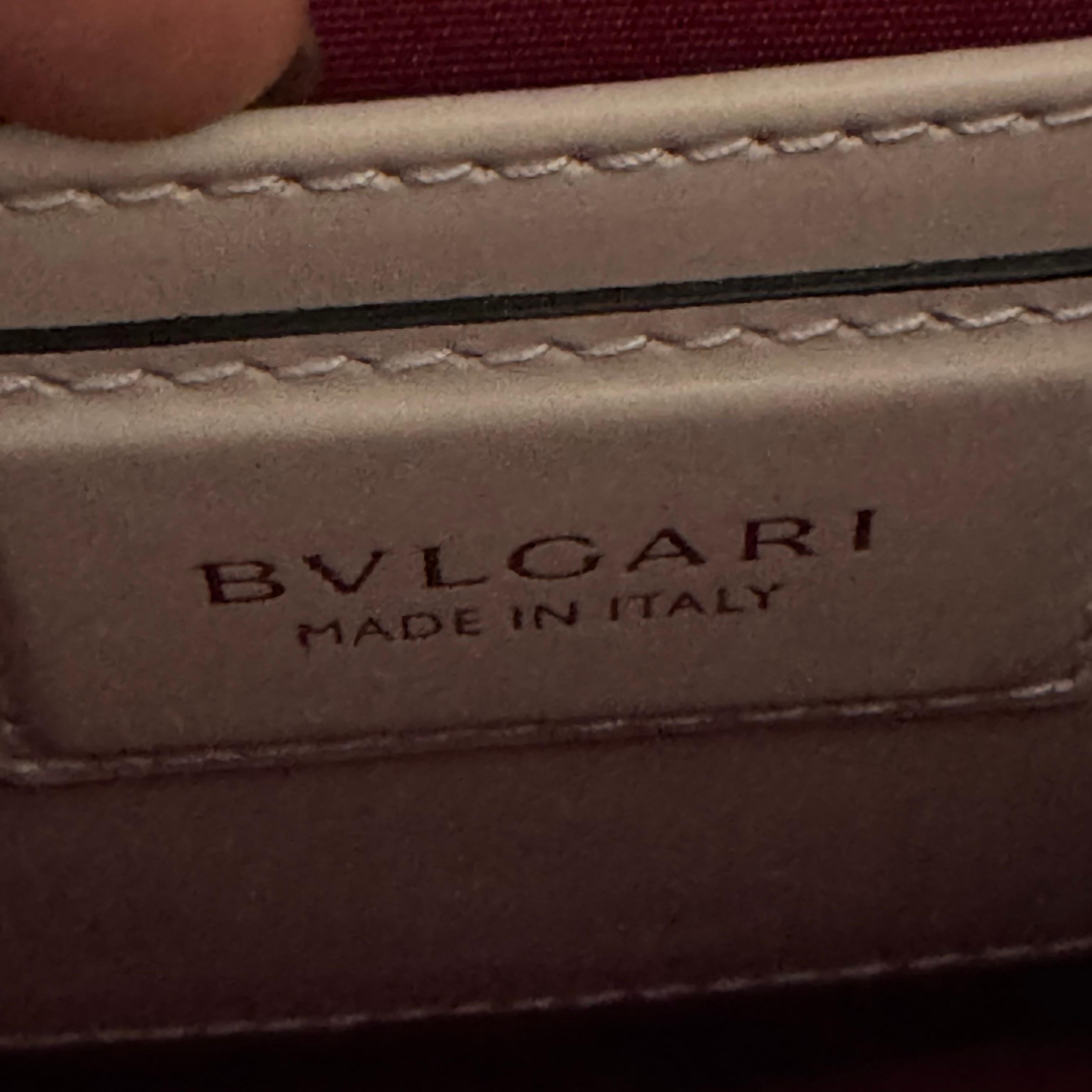 Bvlgari Serpenti Forever petit sac à bandoulière en cuir blanc à poignée supérieure en vente 10