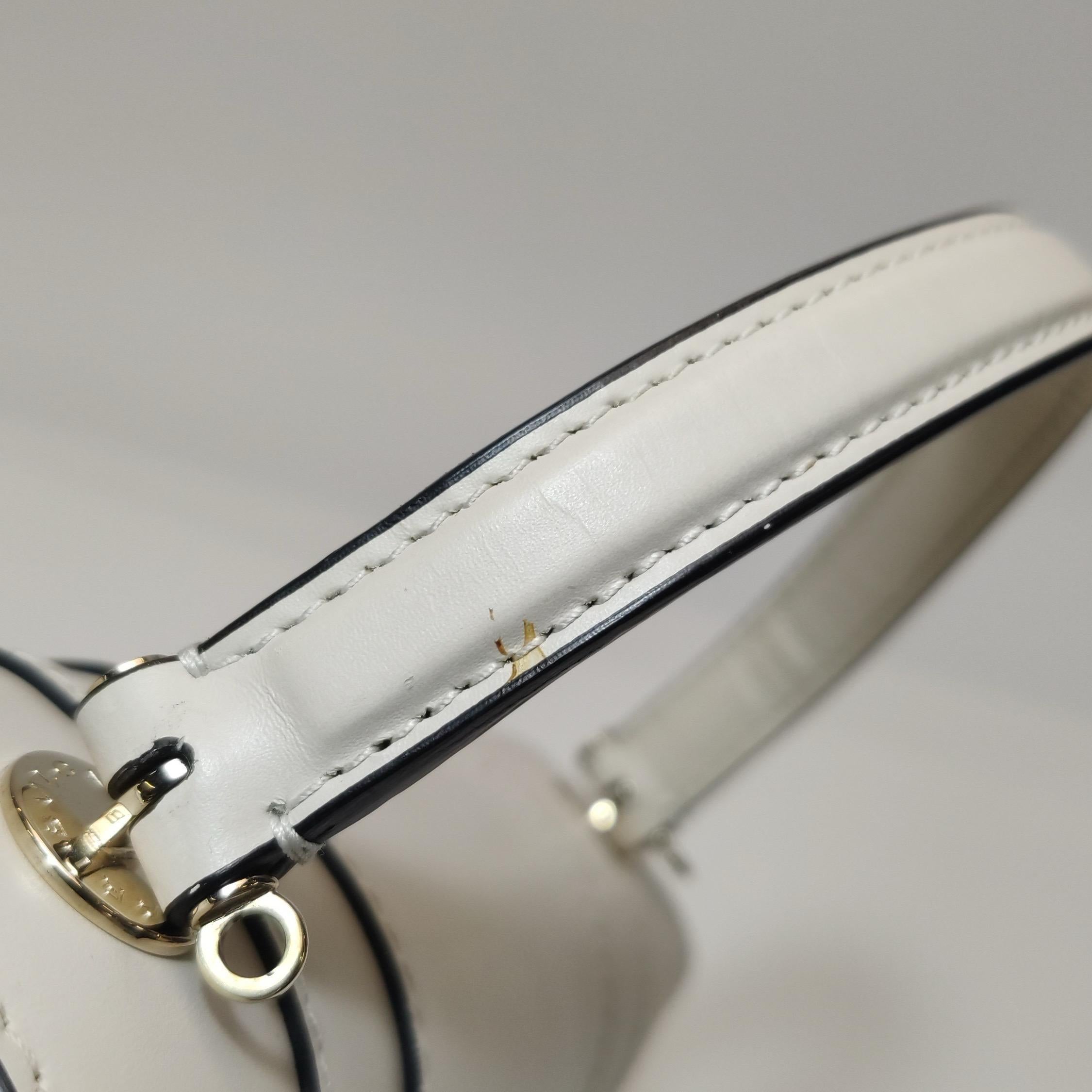 Bvlgari Serpenti Forever petit sac à bandoulière en cuir blanc à poignée supérieure en vente 11