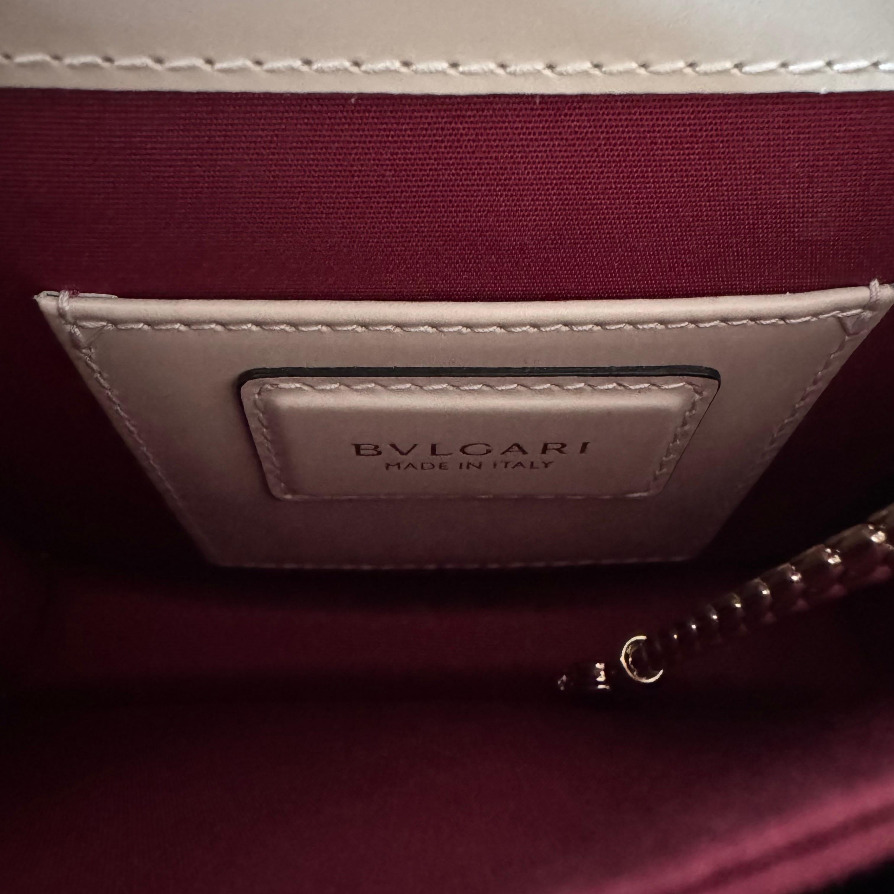 Bvlgari Serpenti Forever petit sac à bandoulière en cuir blanc à poignée supérieure en vente 11