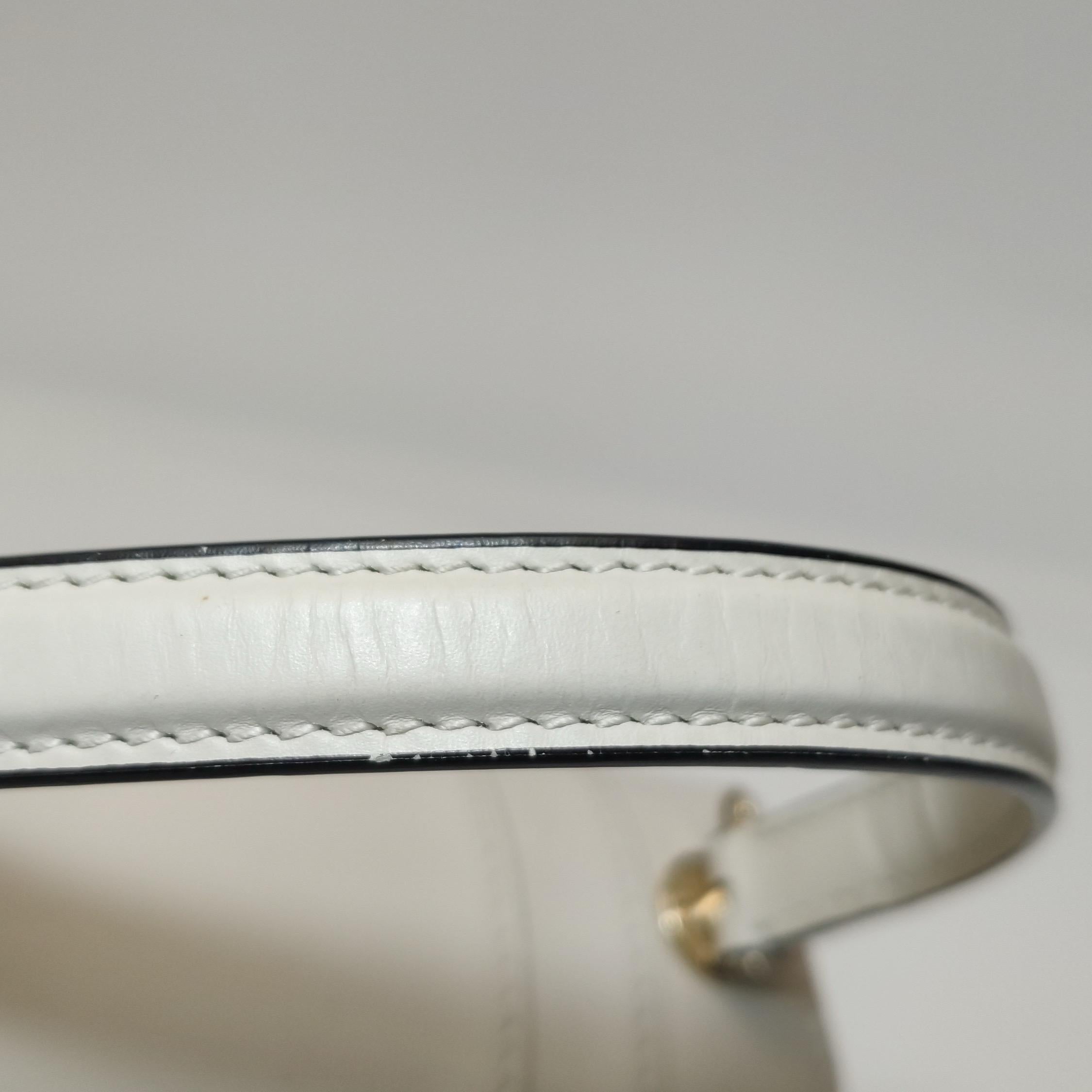 Bvlgari Serpenti Forever petit sac à bandoulière en cuir blanc à poignée supérieure en vente 12