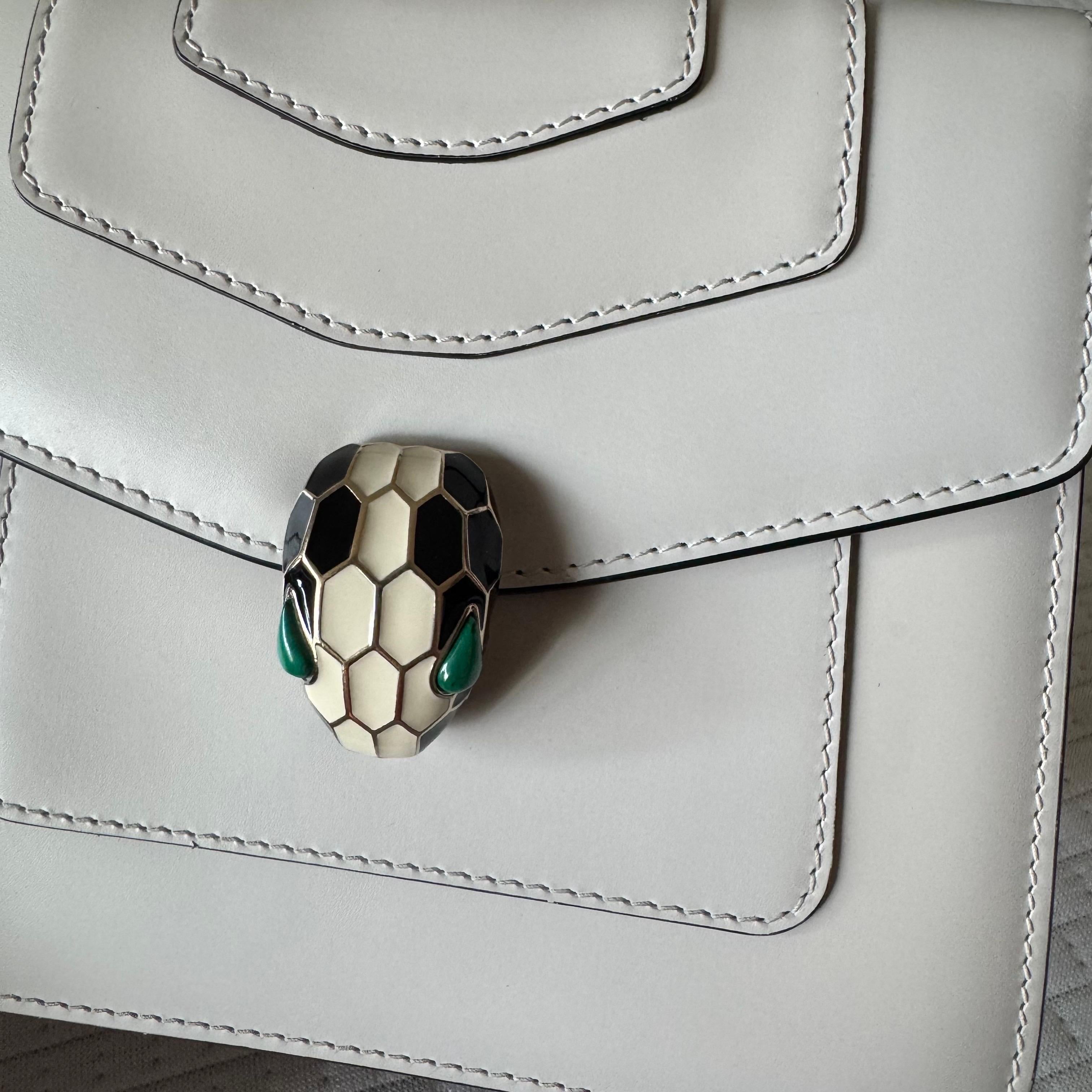 Bvlgari Serpenti Forever petit sac à bandoulière en cuir blanc à poignée supérieure en vente 12