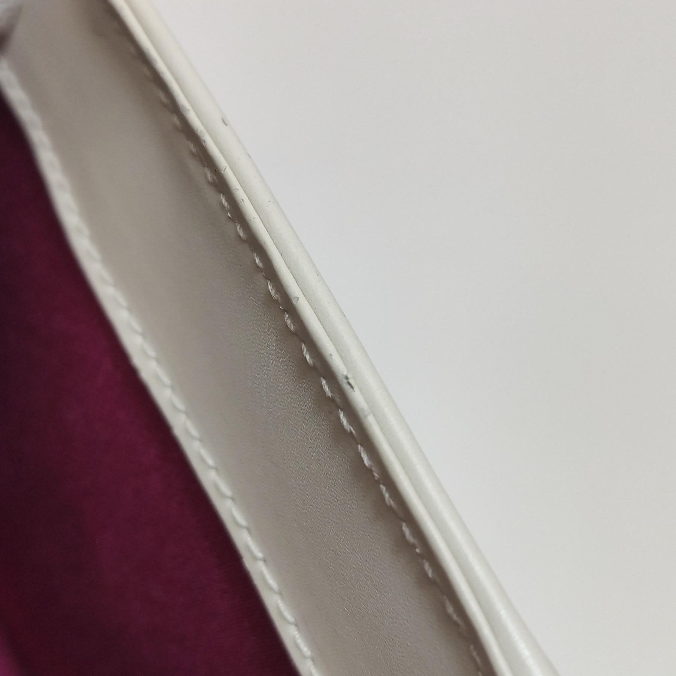 Bvlgari Serpenti Forever petit sac à bandoulière en cuir blanc à poignée supérieure en vente 13
