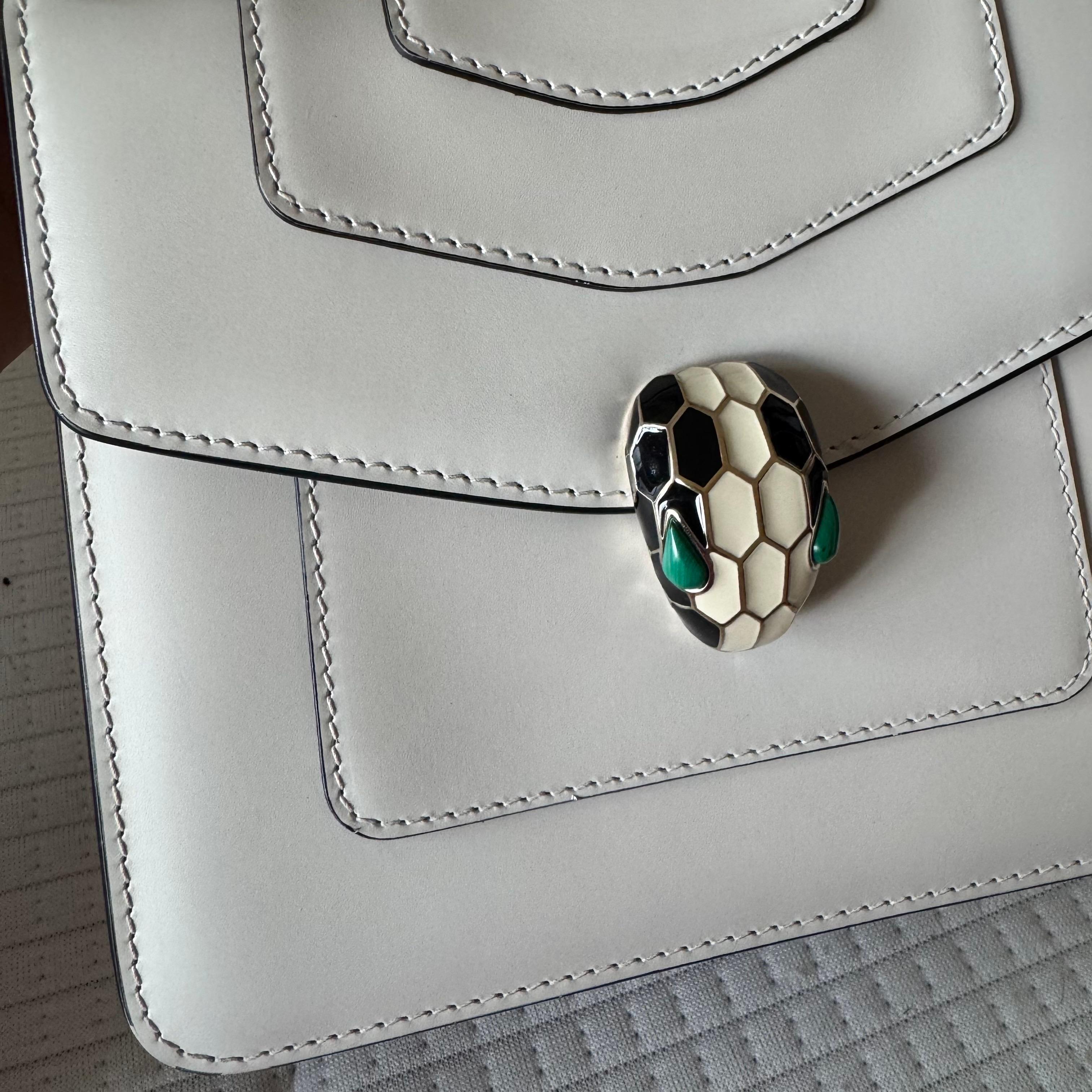 Bvlgari Serpenti Forever petit sac à bandoulière en cuir blanc à poignée supérieure en vente 13