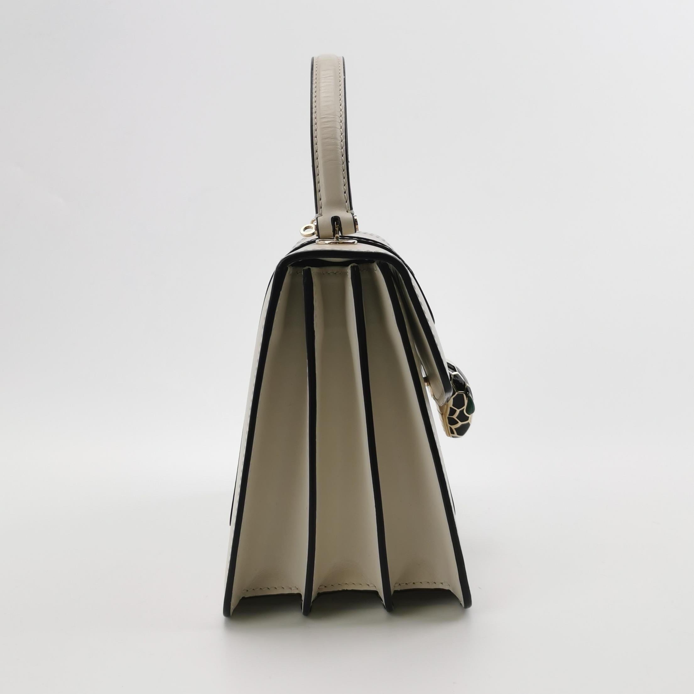 Bvlgari Serpenti Forever petit sac à bandoulière en cuir blanc à poignée supérieure en vente 14
