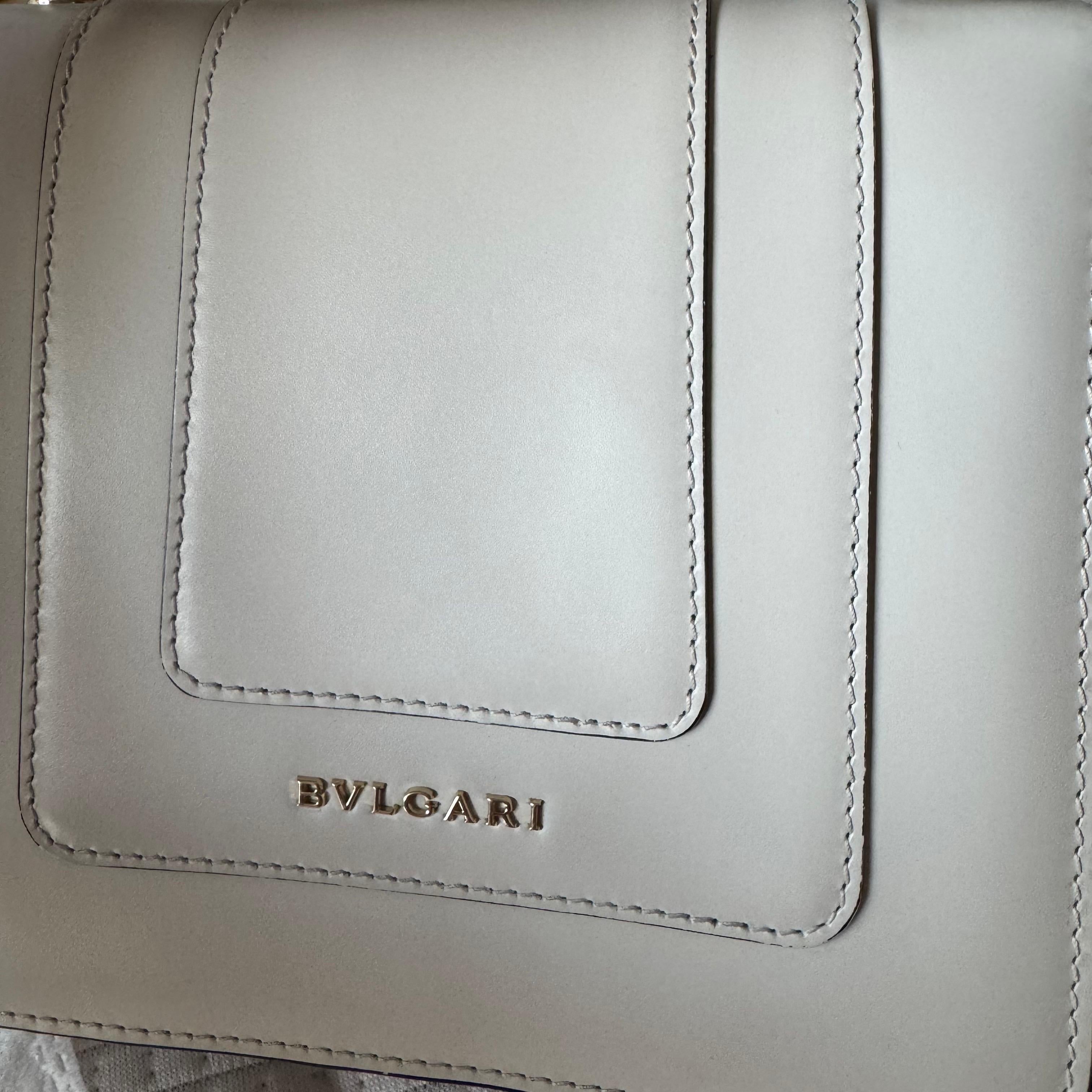 Bvlgari Serpenti Forever petit sac à bandoulière en cuir blanc à poignée supérieure en vente 14