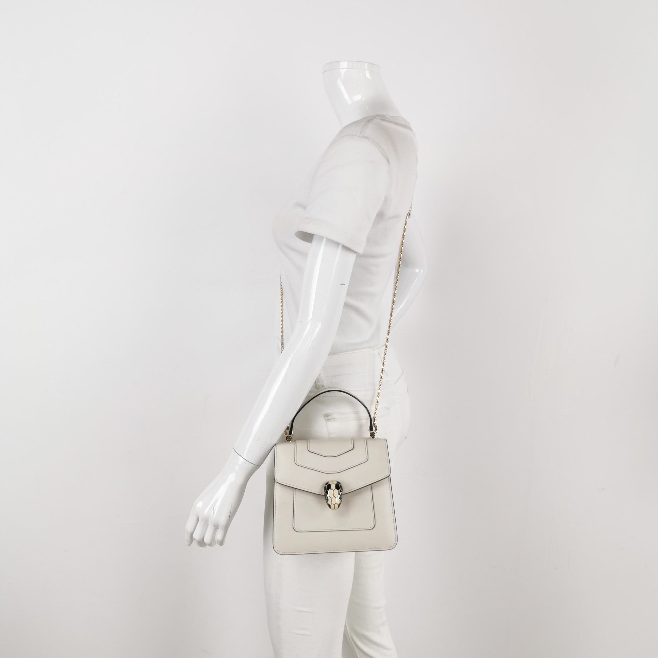 ÉTAT : EXCELLENT

Légers frottements sur les coins, plis et rayures sur le cuir. Rayures sur le matériel. Taches légères. 

DÉTAILS

Bvlgari
Serpenti Forever
Cuir
Couleur : blanc
Taille : Petit
Largeur 18 cm x hauteur 16 cm x profondeur 9,5